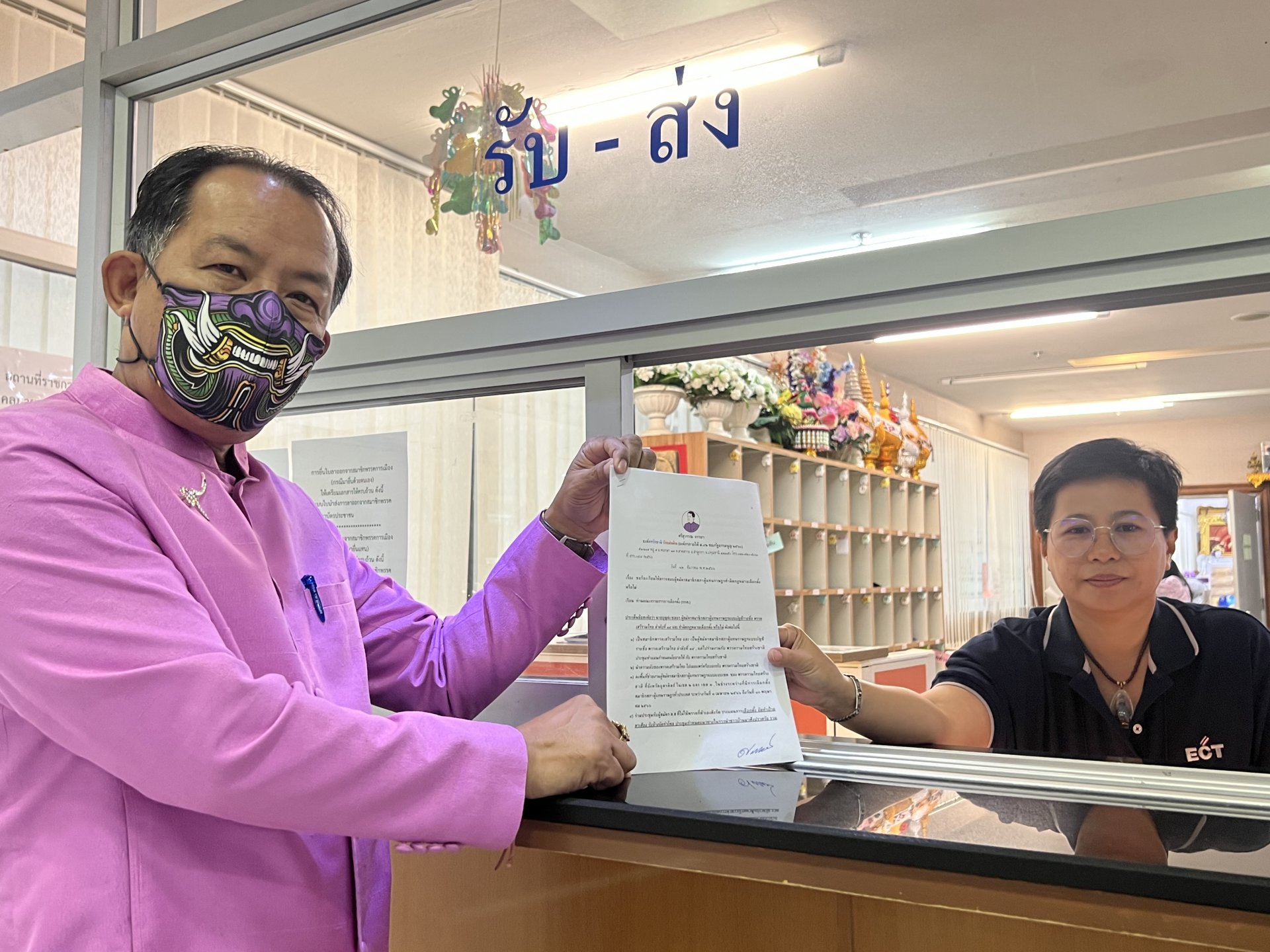 ศรีสุวรรณร้อง กกต. สอบผู้สมัคร สส.พรรคเล็ก ช่วยทำโพลผู้สมัคร สส.พรรคใหญ่ ศรีสุวรรณร้อง กกต. สอบผู้สมัคร สส.พรรคเล็ก ช่วยทำโพลผู้สมัคร สส.พรรคใหญ่