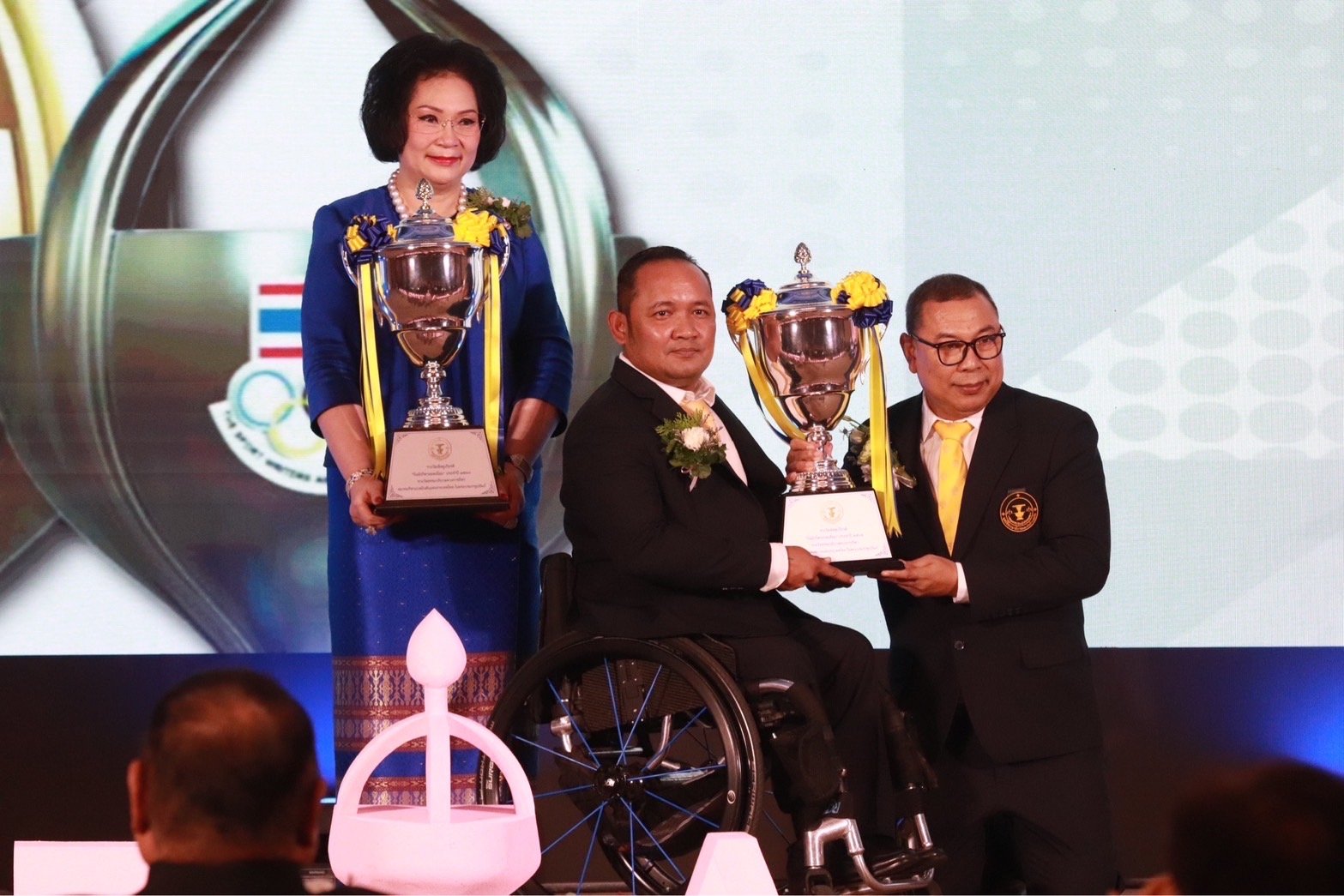 สมาคมกีฬาแบดมินตันแห่งประเทศไทย และสมาคมกีฬาคนพิการแห่งประเทศไทย คะแนนเท่ากัน"ประธานณัฏฐ์" มูลนิธิธรรมาภิบาลและต่อต้านทุจริตใจใหญ่แจกถ้วยธรรมาภิบาลทางการกีฬาให้ทั้งสองสมาคมกีฬาฯ ในงานประกาศรางวัล "วันนักกีฬายอดเยี่ยม" ประจำปี 2567