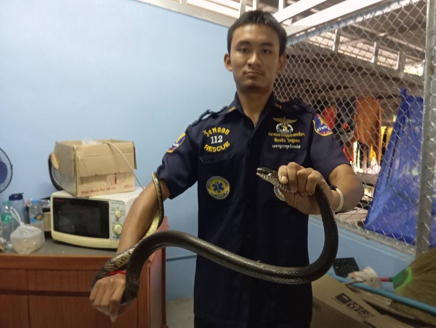 กู้ภัยตราด จับงูในเรือนจำ