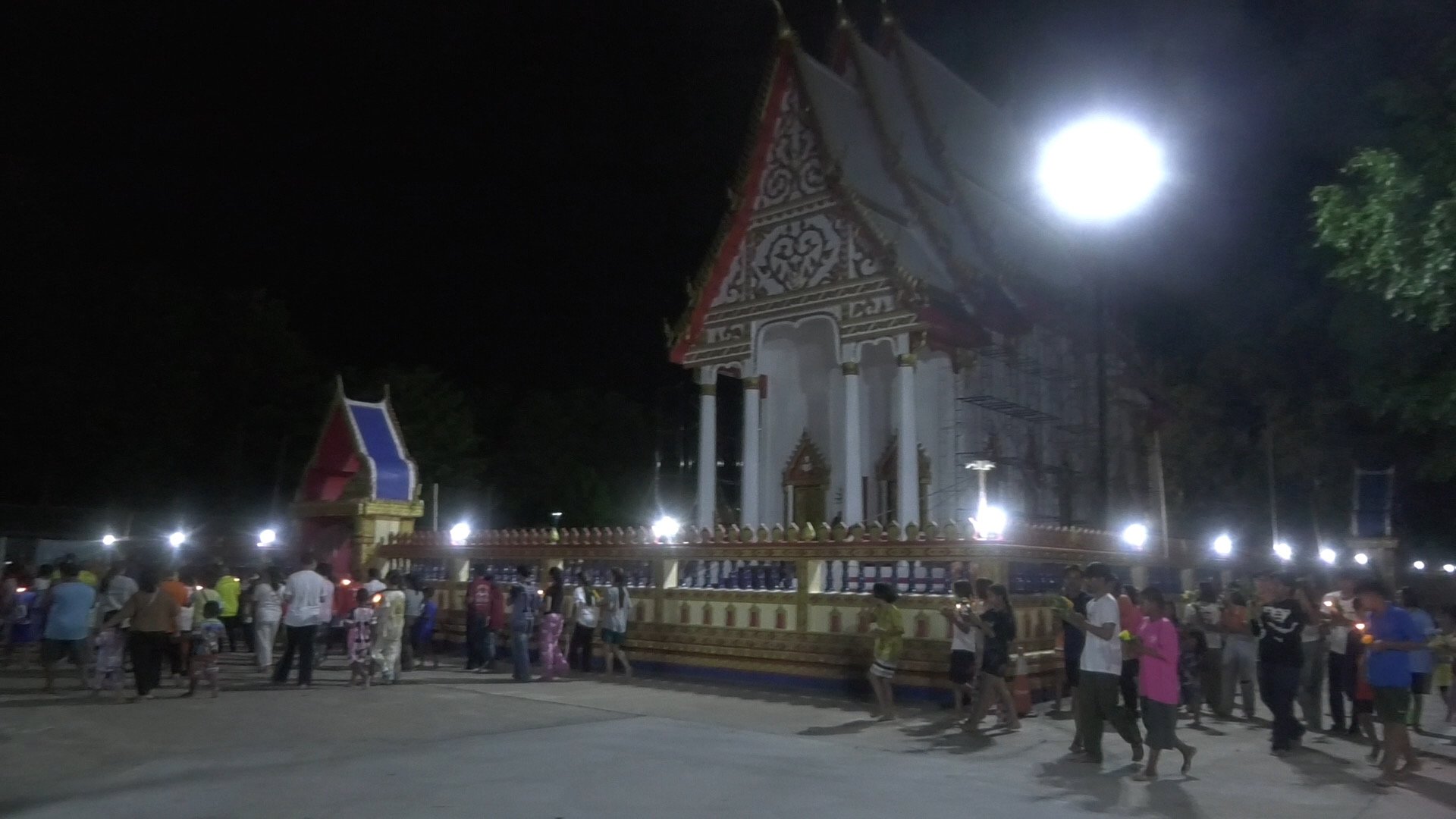 เวียนเทียนวันวิสาขบูชา ชาวไทย-กัมพูชา และทหารพราน ร่วมเวียนเทียนที่วัดหลวงปู่เฮง เกจิดังอีสานใต้ คึกคัก