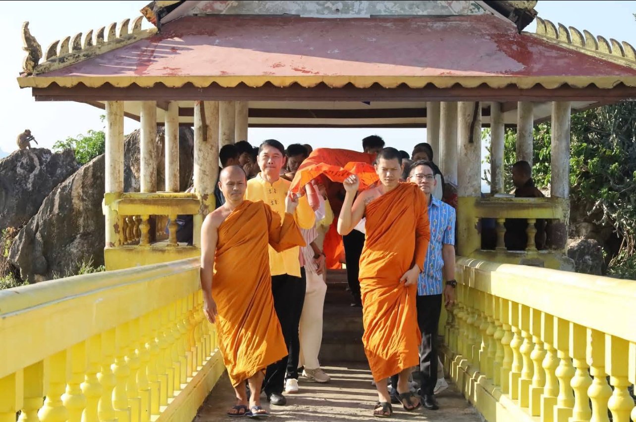 ประจวบคีรีขันธ์จัดกิจกรรมขึ้นเขาห่มพระ พาท่องช่องกระจก เถลิงศกรับพร ประจวบคีรีขันธ์จัดกิจกรรมขึ้นเขาห่มพระ พาท่องช่องกระจก เถลิงศกรับพร