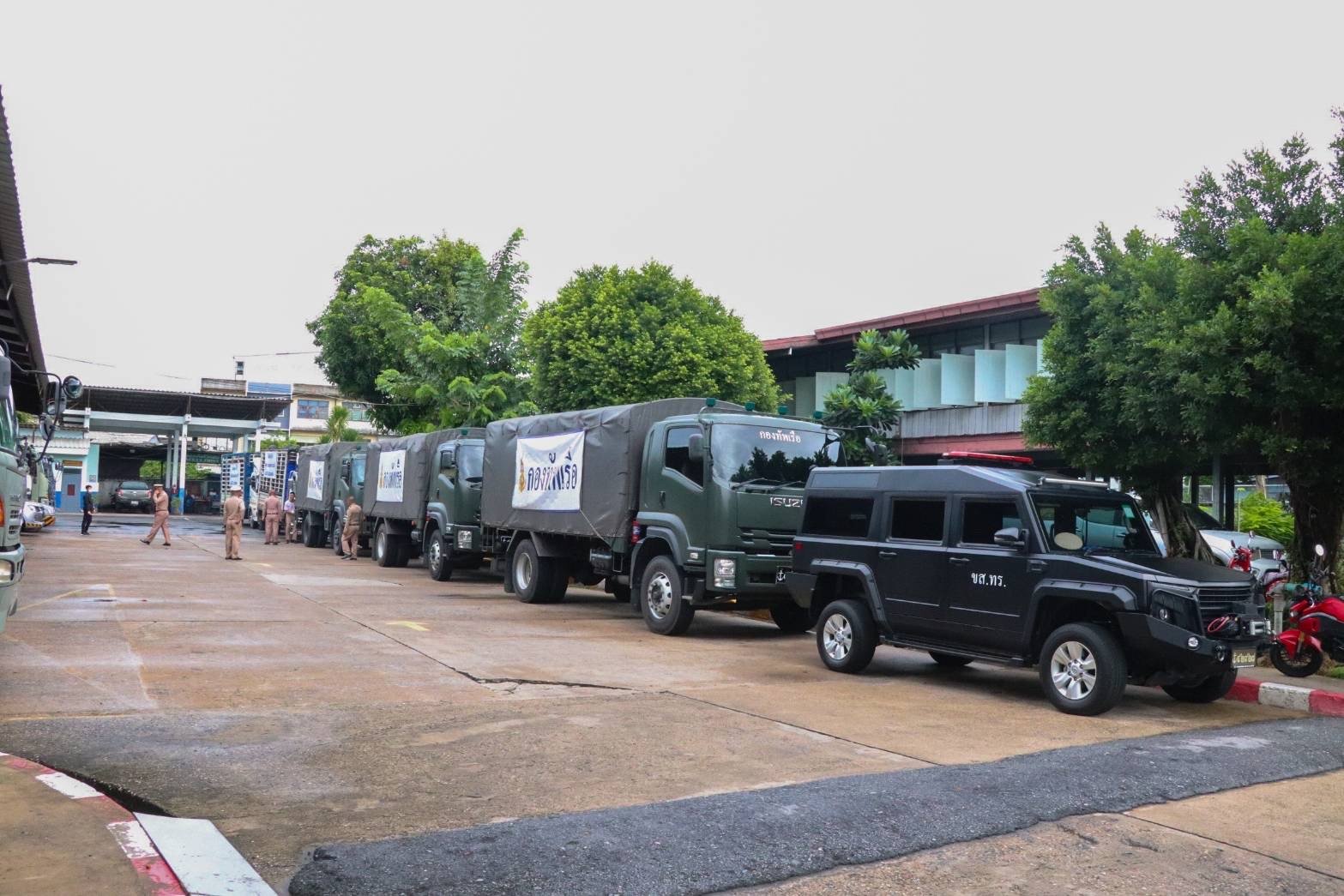 กองทัพเรือ โดย กรมการขนส่งทหารเรือ สนับสนุนการการลำเลียงยางรถยนต์ช่วยเหลือประชาชน