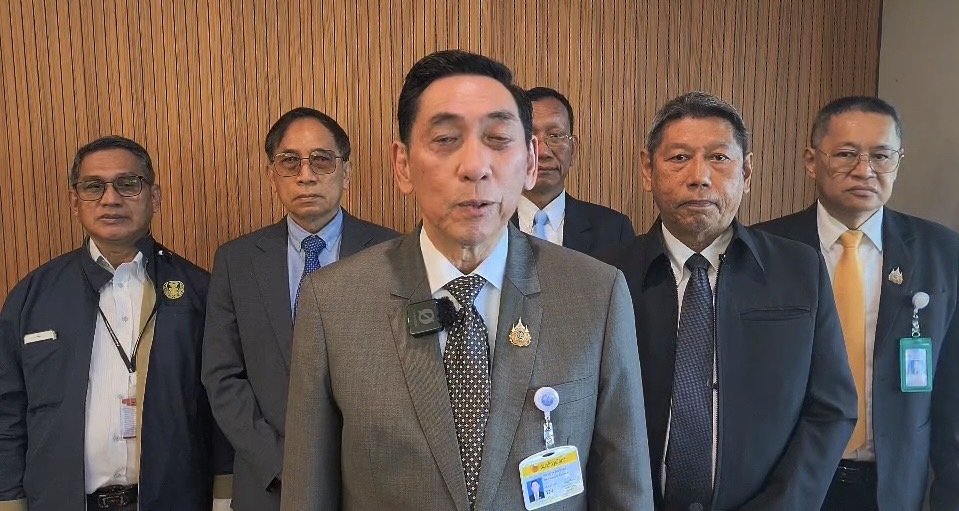 กมธ.สว.จ่อคุม "พระแชท-วิดีโอคอลหาสีกา" สกัดปัญหา "ลับหู" ชี้กระทบศรัทธาวงการสงฆ์ พร้อมรื้อกฎหมาย คุมเข้มเงินวัด!