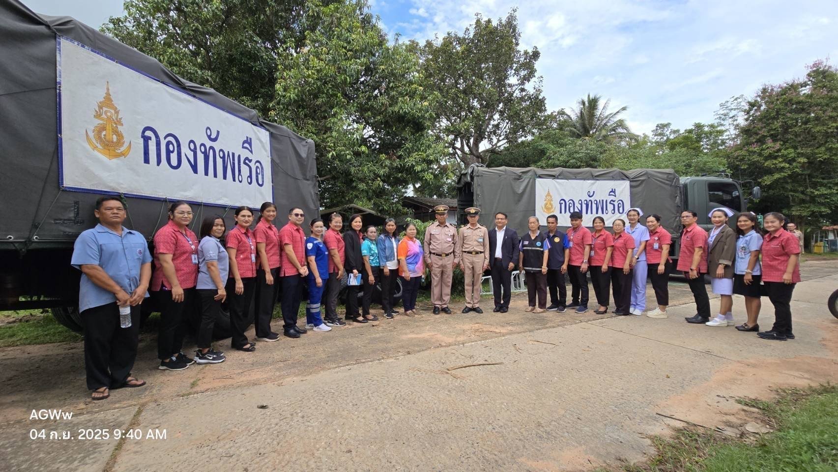 กองทัพเรือโดยกรมการขนส่งทหารเรือสนับสนุนการลำเลียงยางรถยนต์ ช่วยเหลือประชาชน กองทัพเรือโดยกรมการขนส่งทหารเรือสนับสนุนการลำเลียงยางรถยนต์ ช่วยเหลือประชาชน