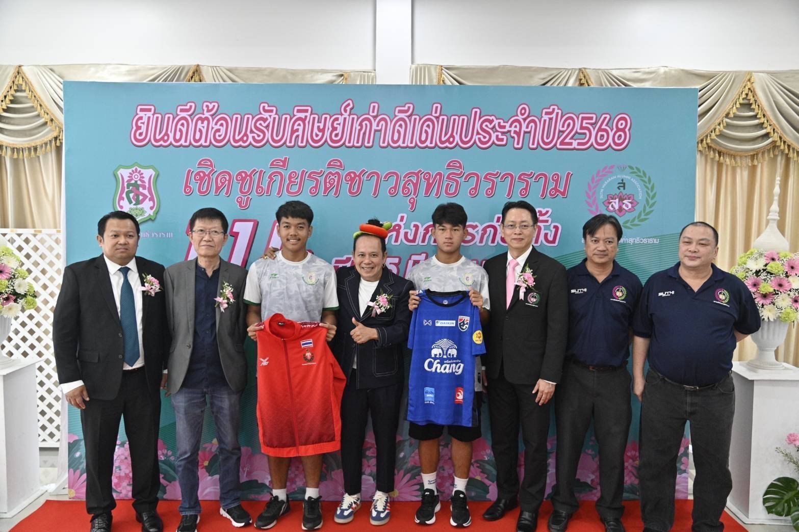 เจ้าโฟกัส แข้งทีมชาติU 17 ปีรับเงินขวัญถุงจาก สุกิจ  เสนาหอย-หมาแก่ รับศิษย์เก่าดีเด่นวัดสุทธิฯครบ 114 ปี 