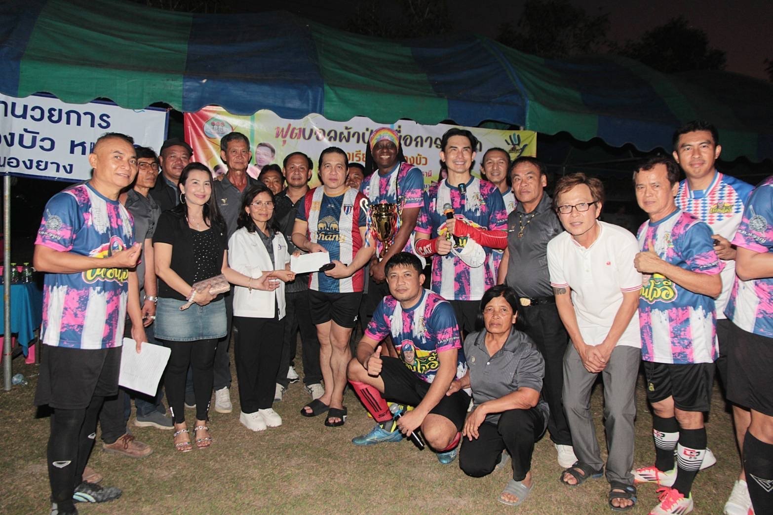 โจอี้ กาน่า , บี๋ สวิช และเพื่อนศิลปินดารา+จิตอาสา รวมพลังชาวบ้านหนองบัว จ.อุทัยธานี จัดฟุตบอลผ้าป่าเพื่อการศึกษา โรงเรียนวัดหนองบัว ต.หนองยาง  อ.หนองฉาง จ.อุทัยธานี ระดมยอดผ้าป่าได้ถึง 509,669.94 บาท