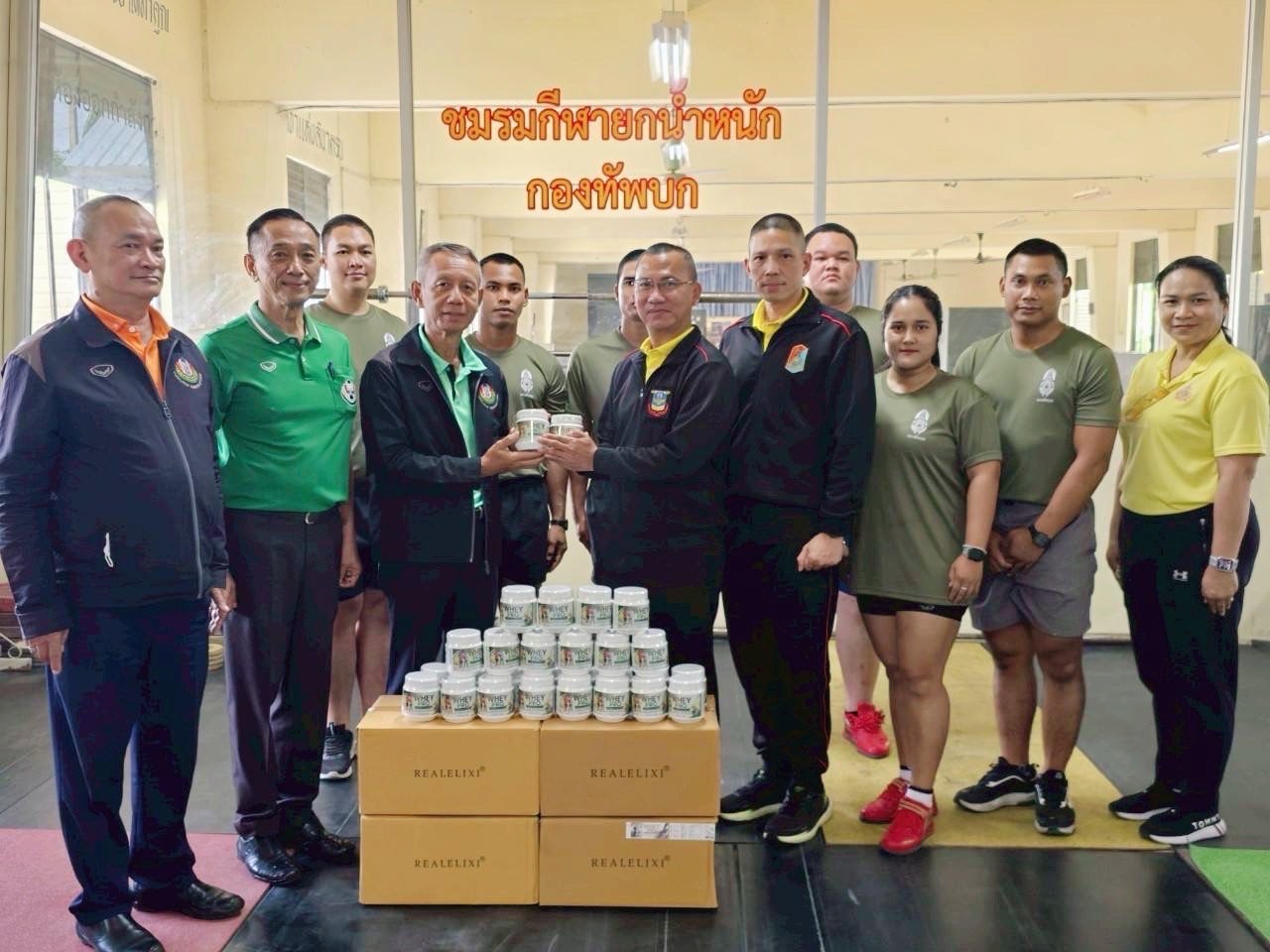คณะกรรมการบริหารสมาคมกีฬายกน้ำหนักสมัครเล่นแห่งประเทศไทย นำโดย พลเอก วิสุทธิ์ เดชสกุล เลขาธิการสมาคมฯ ตรวจเยี่ยมชมรมยกน้ำหนักกองทัพบก พร้อมทั้งให้การสนับสนุนเวย์โปรตีนให้แก่ชมรมฯ