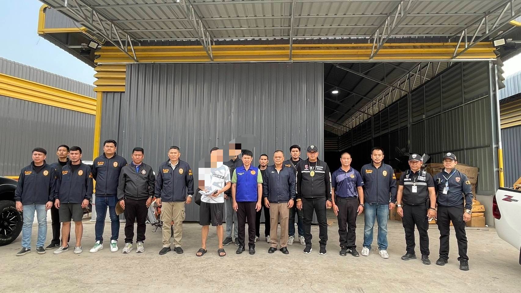 จนท.สนธิ กำลังบุกทลายโกดังสินค้าของคนจีน ยึดของกลางส่อผิดกฏหมายเพียบ  จนท.สนธิ กำลังบุกทลายโกดังสินค้าของคนจีน ยึดของกลางส่อผิดกฏหมายเพียบ