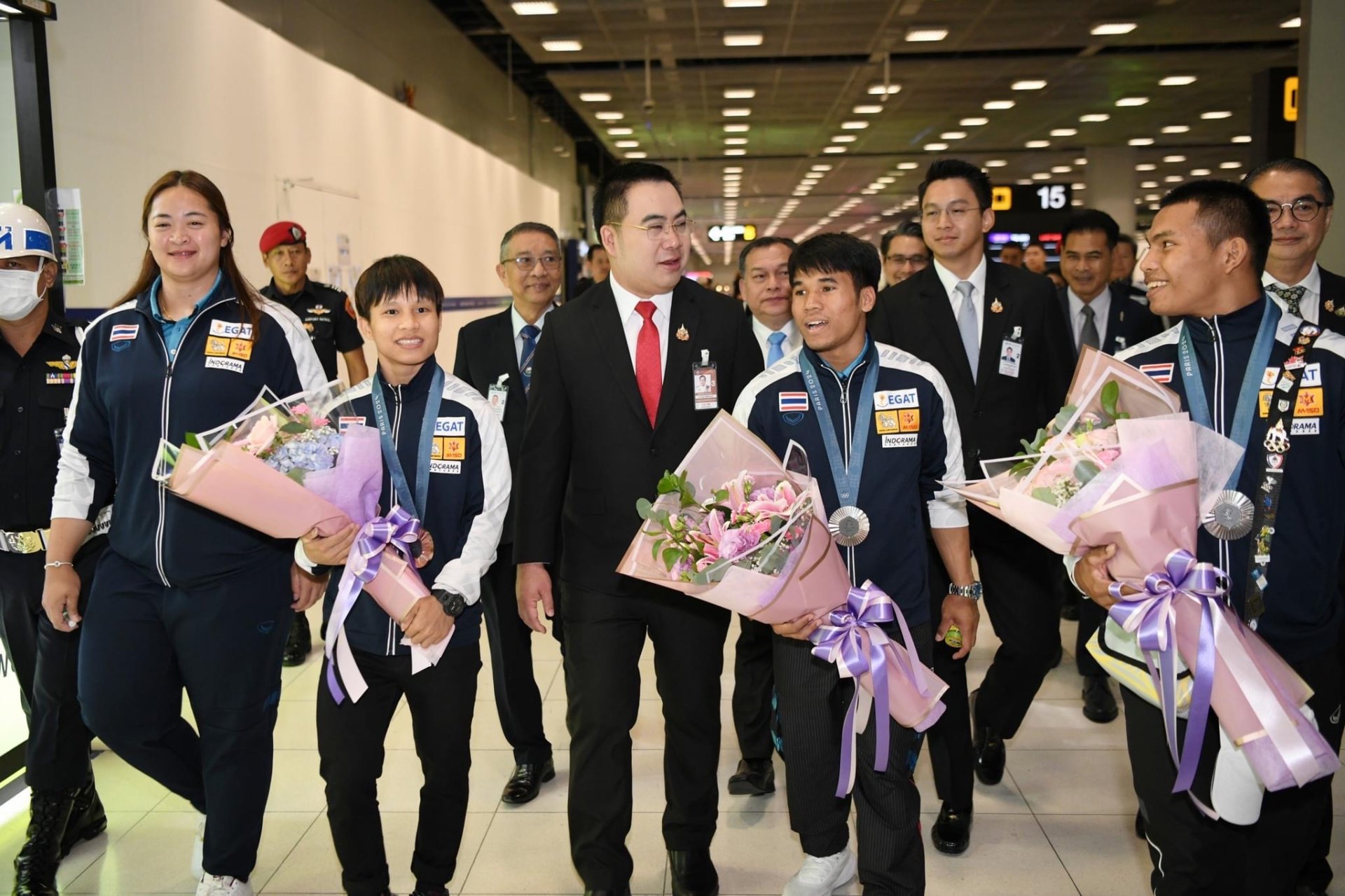 จอมพลังทีมชาติไทยชุดสู้ศึกโอลิมปิก ปารีส 2024 กลับถึงบ้าน ได้รับการต้อนรับสุดอบอุ่น