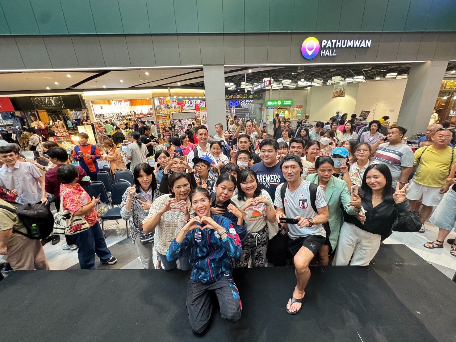 ฮีโร่โอลิมปิก  ร่วมงานตลาดนัดคนข่าวกีฬา ปีที่ 3 @เอ็ม บี เค เซ็นเตอร์