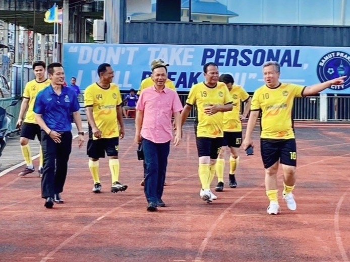 ผู้ว่าปากน้ำฯ  นำเตะฟุตบอลเชื่อมความสามัคคี  ผู้ว่าปากน้ำฯ  นำเตะฟุตบอลเชื่อมความสามัคคี