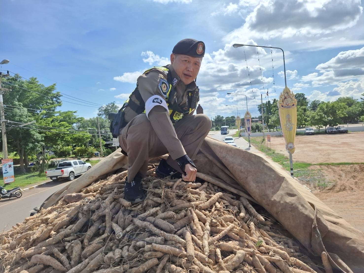 สะแก้ว- ตำรวจน้ำดี" ตร.ทางหลวงสระแก้วสกัดจับรถบรรทุกมันสําปะหลังน้ำหนักเกินแต่ถูกชาวบ้านปิดล้อม