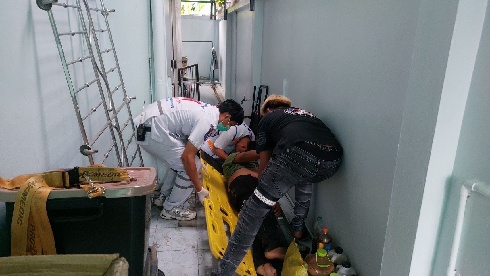 พ่อค้ากระเพาะปลา ถูกแก๊งเงินกู้นอกระบบ ตามทวง เครียดหวังผูกคอปลิดชีพหนีหนี้ 