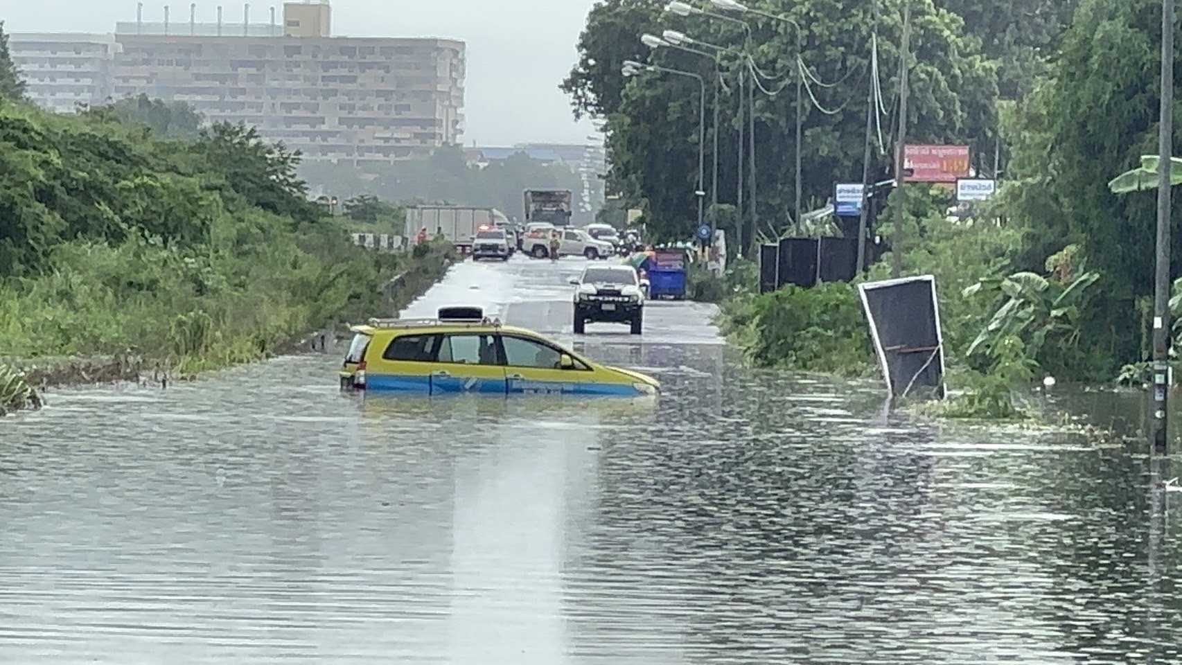 ฝนกระหน่ำทะลักท่วมถนนพัทยารถจยย.ผ่านล้มลอยน้ำ 