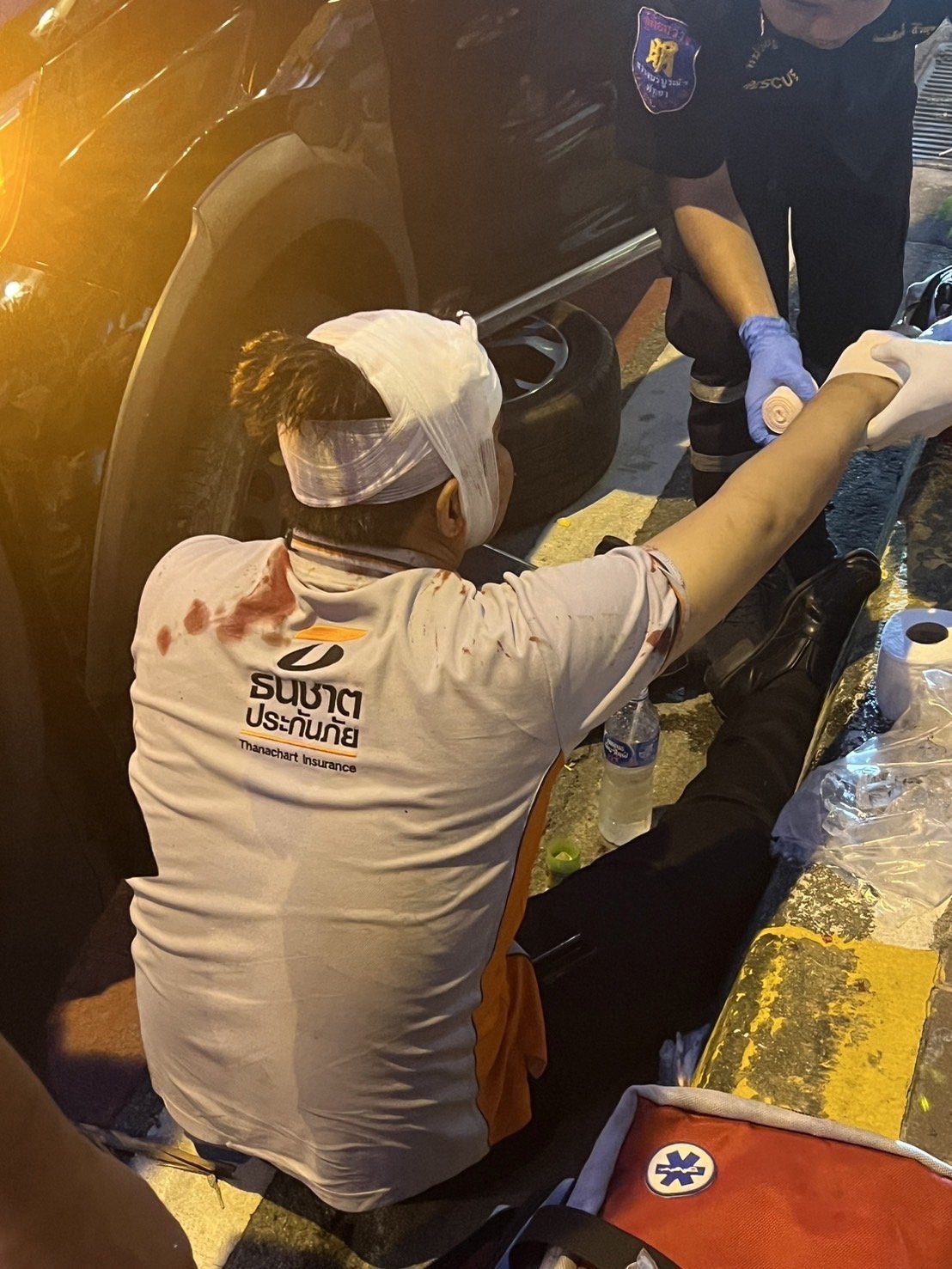 แตกตื่น ชายเร่ร่อนคว้าไม้ ตีหัวนายประกันเจ็บ แตกตื่น ชายเร่ร่อนคว้าไม้ ตีหัวนายประกันเจ็บ