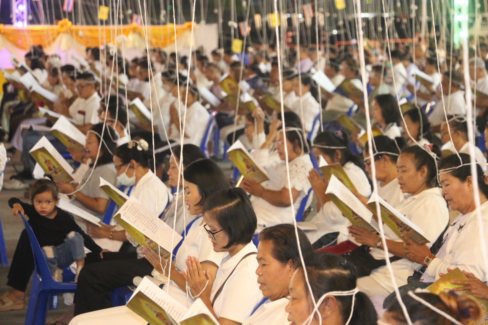 พุทธศาสนิกชนนับพัน ร่วมสวดมนต์ข้ามปี วัดศรีวารีน้อย อำเภอบางเสาธง จังหวัดสมุทรปราการ โดยมีพระครูปลัดสุวัฒนกวีคุณ เจ้าคณะตำบลศีรษะจรเข้ใหญ่  เจ้าอาวาสวัดศรีวารีน้อย นำคณะสงฆ์ร่วมสวดเจริญพระพุทธมนต์