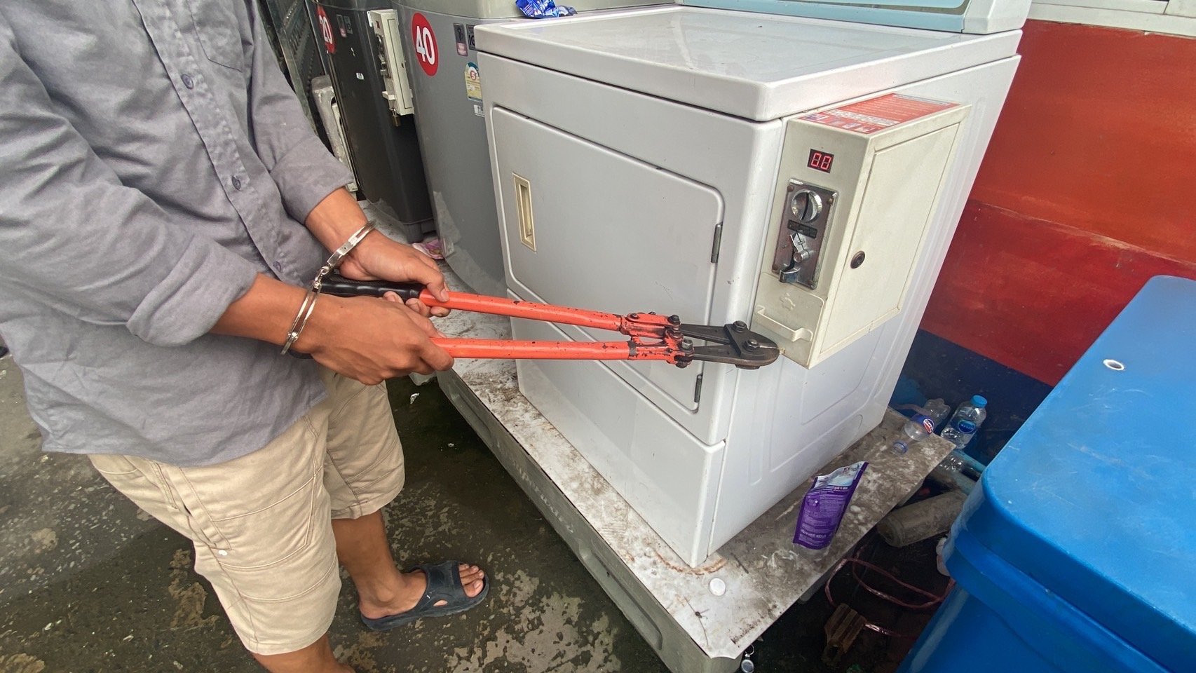นนทบุรี : วงจรปิด รวบโจรพ่อลูกอ่อน ตระเวนงัดตู้หยอดเหรียญ 