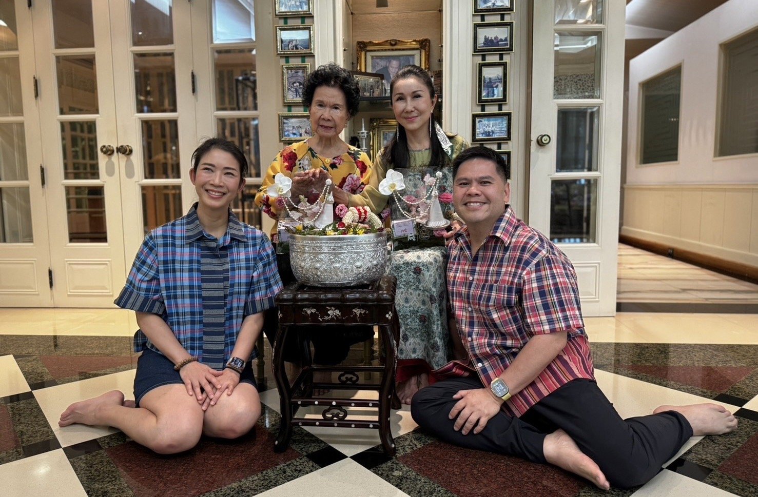 "วราวุธ" รมว.พม. ขอพร "แม่แจ่มใส" ชู วันครอบครัว ให้อยู่เย็นเป็นสุข "กัญจนา" อวยพรให้เจริญก้าวหน้าทางการเมือง พร้อมเป็นลมใต้ปีก