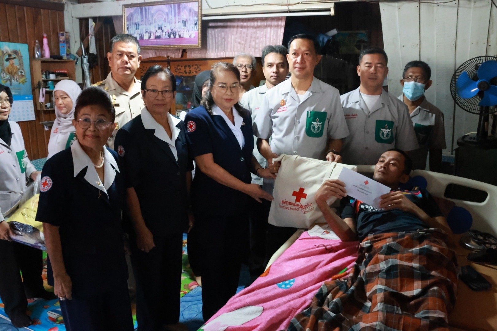 ผู้ว่าฯ นราธิวาส เยี่ยมให้กำลังใจ พร้อมมอบสิ่งของอุปโภค-บริโภค แก่ผู้ป่วยติดเตียง  2 ราย ในพื้นที่ อ.จะแนะ จ.นราธิวาส