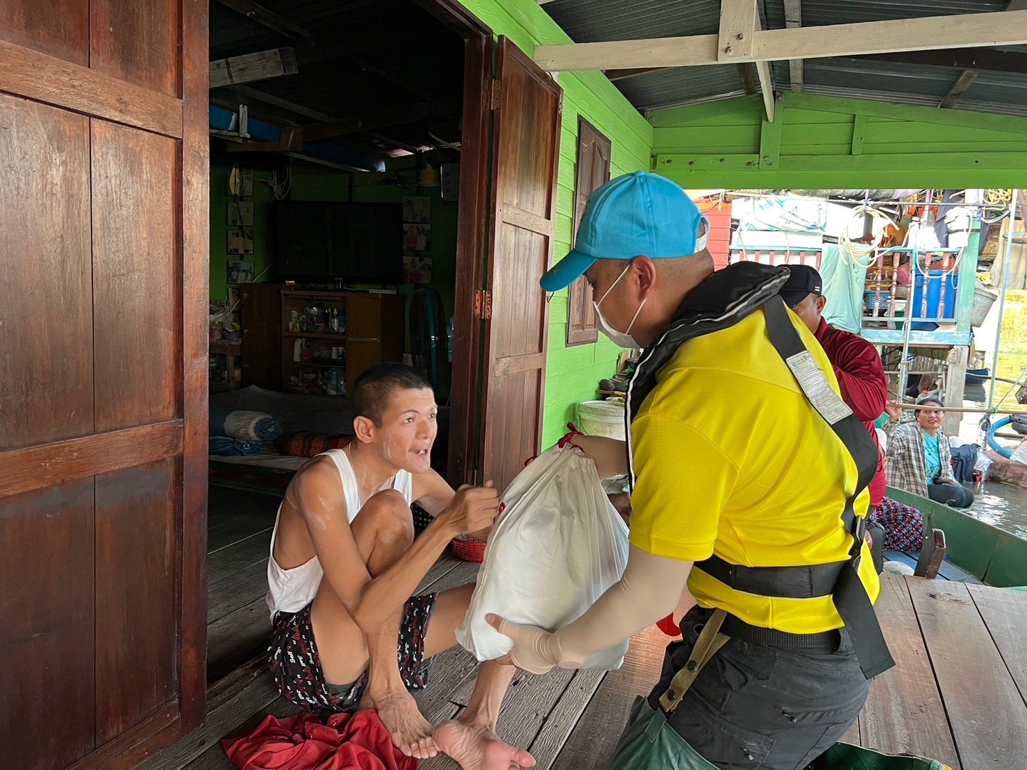 กองบัญชาการตำรวจสอบสวนกลาง ลงพื้นที่ อ.บางซ้ายเมืองกรุงเก่า มอบถุงยังชีพผู้ประสบอุทกภัย