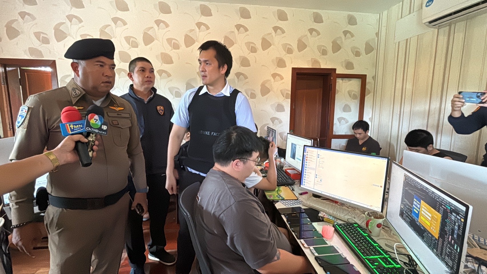 สตม.บุกรวบแก๊งคอลเซ็นเตอร์ชาวจีนหลอกจีนลงทุนหุ้นเหยื่อนับพัน สตม.บุกรวบแก๊งคอลเซ็นเตอร์ชาวจีนหลอกจีนลงทุนหุ้นเหยื่อนับพัน