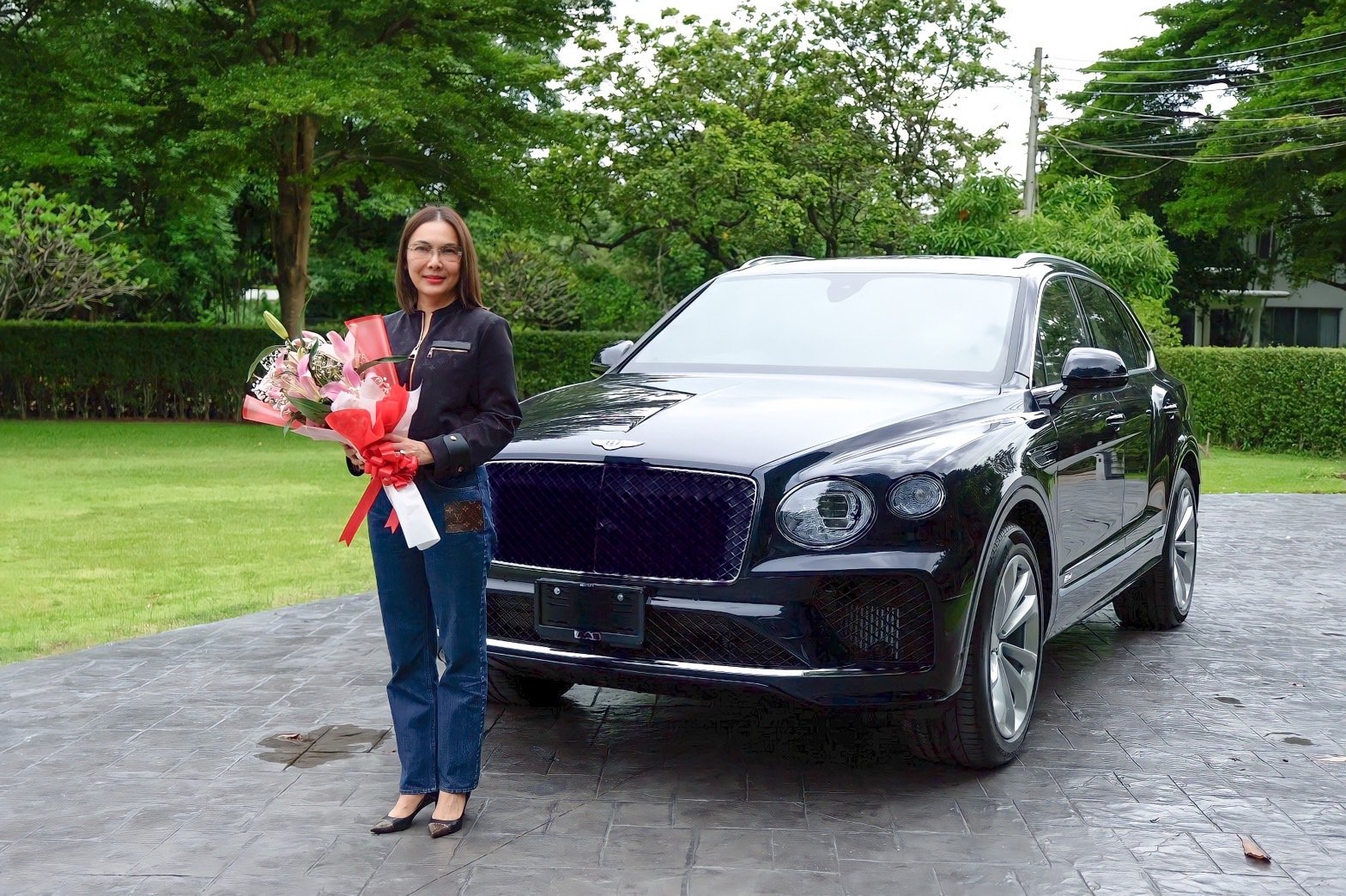 AAS Organizes a Surprising Delivery of NEW BENTAYGA HYBRID to the Front Door of VIP Customer’s Home