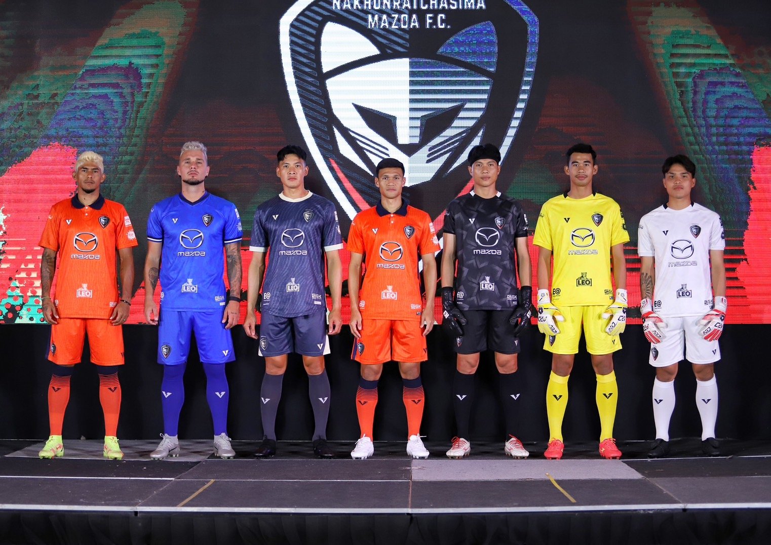 สวาทแคทของแทร่! อวดโฉมนักเตะ เปิดตัวชุดแข่ง ลั่นกลองรบ ลุยซีซั่น 2024/25