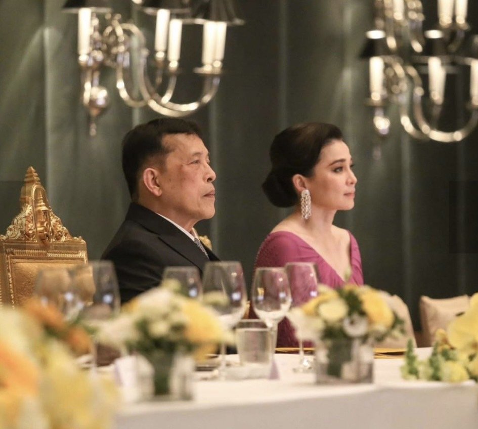 พระบาทสมเด็จพระเจ้าอยู่หัว และสมเด็จพระนางเจ้า ฯ พระบรมราชินี เสด็จพระราชดำเนินไปทรงเป็นประธานงานกาล่าดินเนอร์ ณ โรงแรมแกรนด์ ไฮแอท พระบาทสมเด็จพระเจ้าอยู่หัว และสมเด็จพระนางเจ้า ฯ พระบรมราชินี เสด็จพระราชดำเนินไปทรงเป็นประธานงานกาล่าดินเนอร์ ณ โรงแรมแกรนด์ ไฮแอท