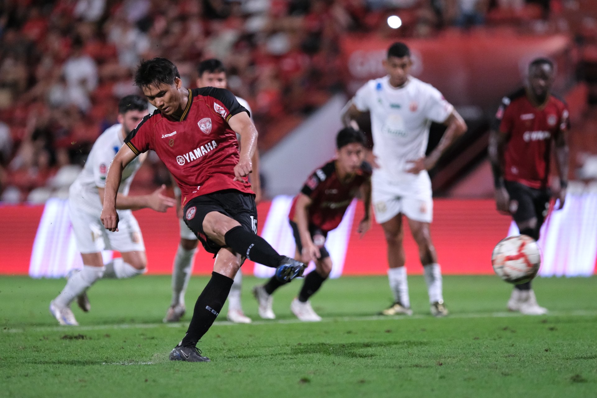 "กิเลนผยอง"เมืองทอง ยูไนเต็ด เฉือน "ราชันโคขาว"ลำพูน วอริเออร์ 1-0  "กิเลนผยอง"เมืองทอง ยูไนเต็ด เฉือน "ราชันโคขาว"ลำพูน วอริเออร์ 1-0