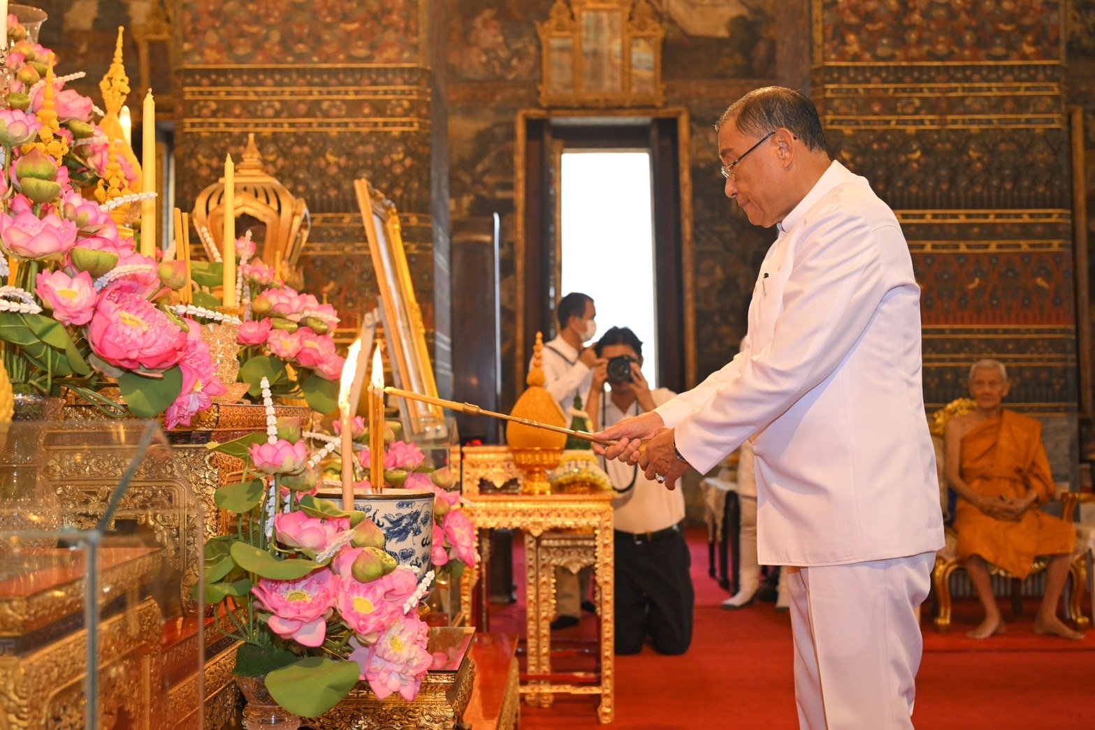 วธ. จัดพิธีบำเพ็ญกุศลอุทิศถวายสมเด็จพระบูรพมหากษัตริยาธิราช และพิธีตักบาตรพระสงฆ์ 99 รูป งาน ใต้ร่มพระบารมี 242 ปี กรุงรัตนโกสินทร์