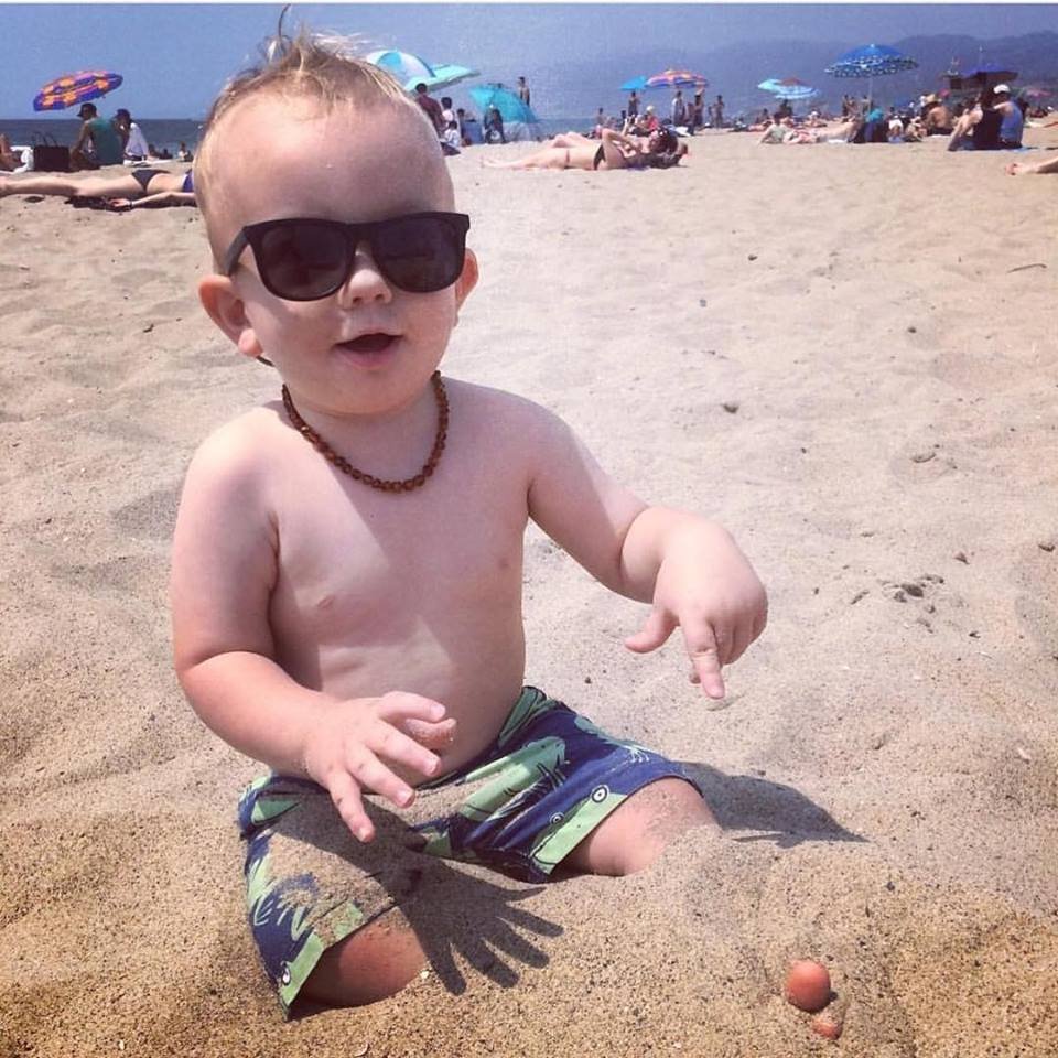 แค่นั่งเล่นทราย ก็เท่ได้ เพราะผมมีแว่นกันแดดสุดแนวอันนี้ แค่นั่งเล่นทราย ก็เท่ได้ เพราะผมมีแว่นกันแดดสุดแนวอันนี้