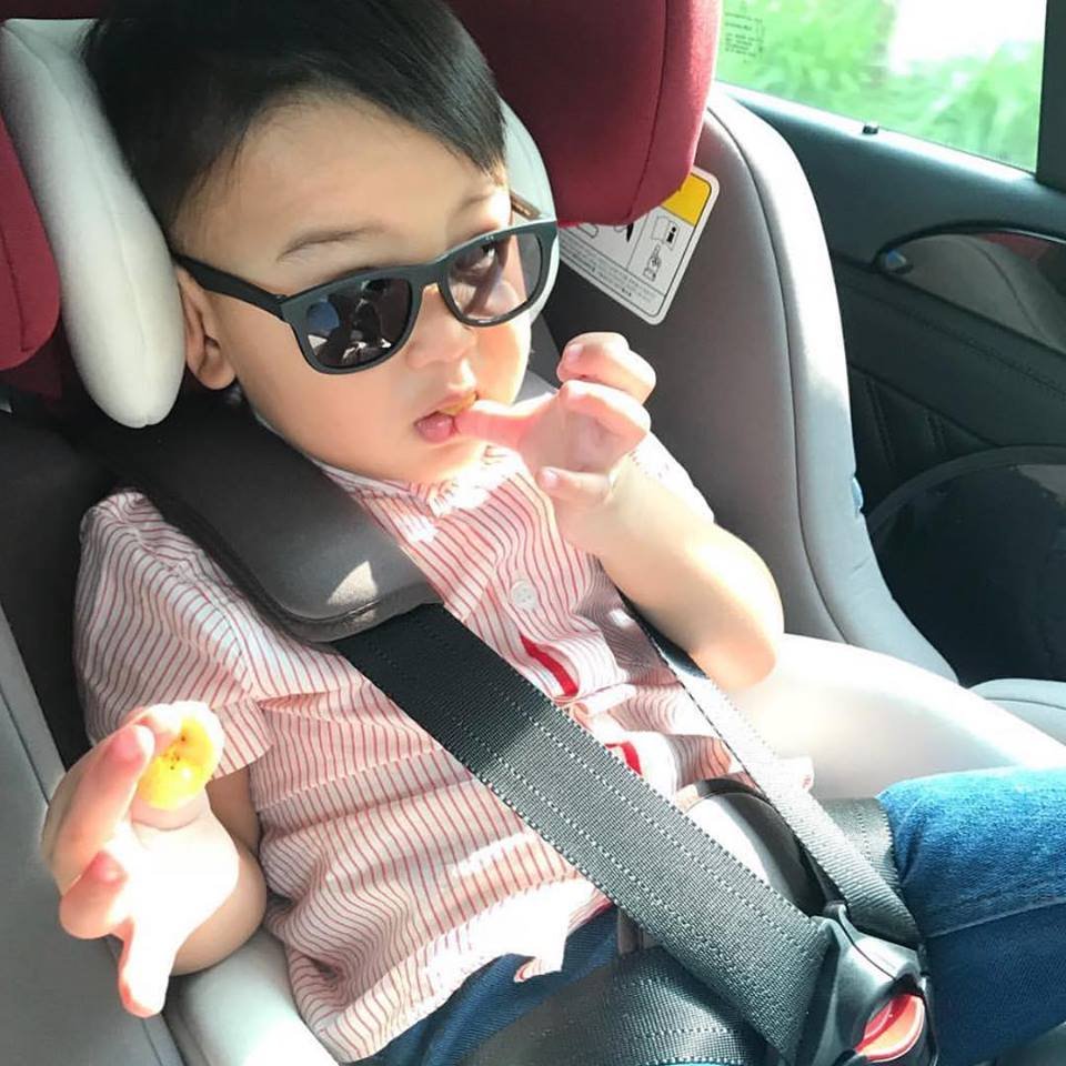 นั่งรถไปเที่ยวไหนอย่าลืมใส่ แว่นเด็กเท่ๆเหมือนน้องคนน ี้น้าาาา นั่งรถไปเที่ยวไหนอย่าลืมใส่ แว่นเด็กเท่ๆเหมือนน้องคนน ี้น้าาาา