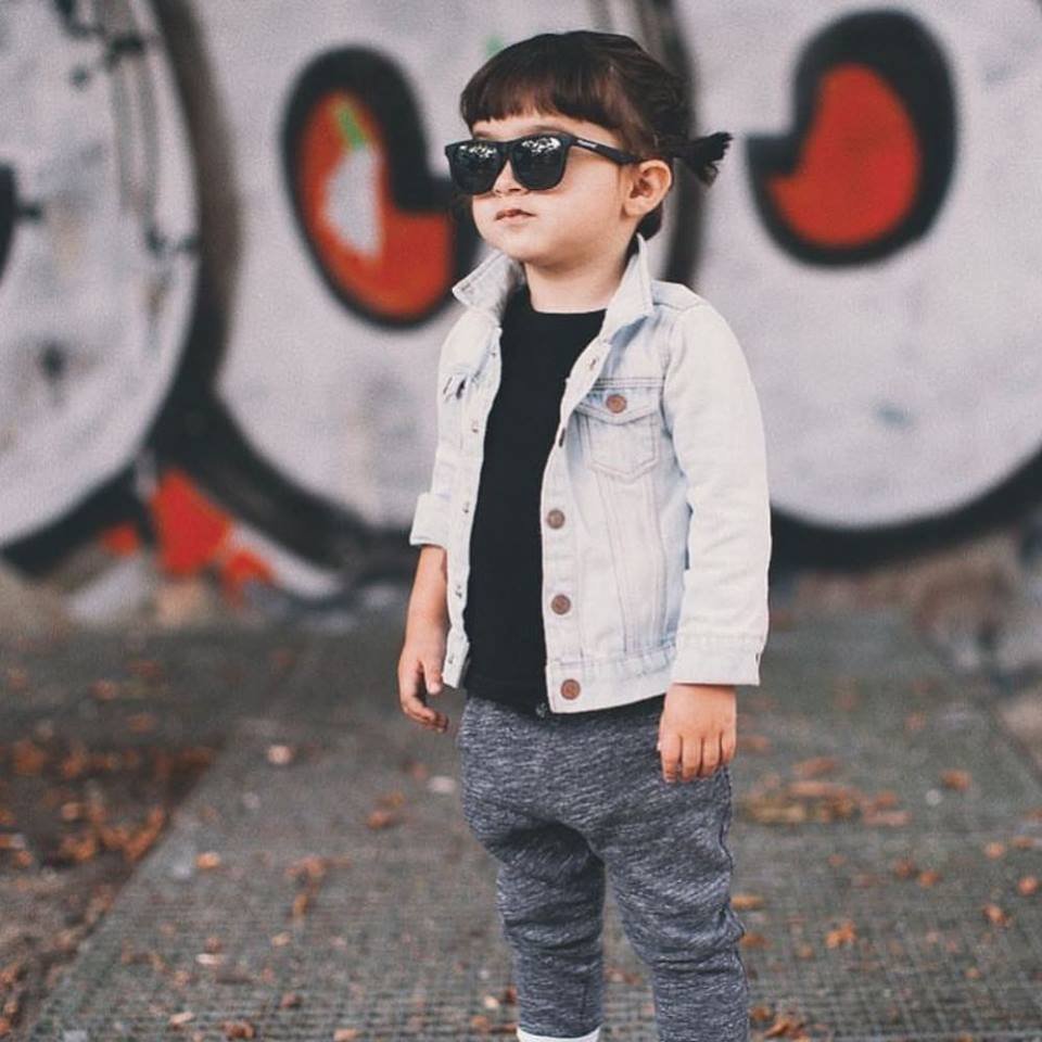 ใส่แว่นดำ ลุคก็จะแมนๆห้าวๆ แต่อ้าววเห้ย เราเป็นผู้หญิง !! ใส่แว่นดำ ลุคก็จะแมนๆห้าวๆ แต่อ้าววเห้ย เราเป็นผู้หญิง !!