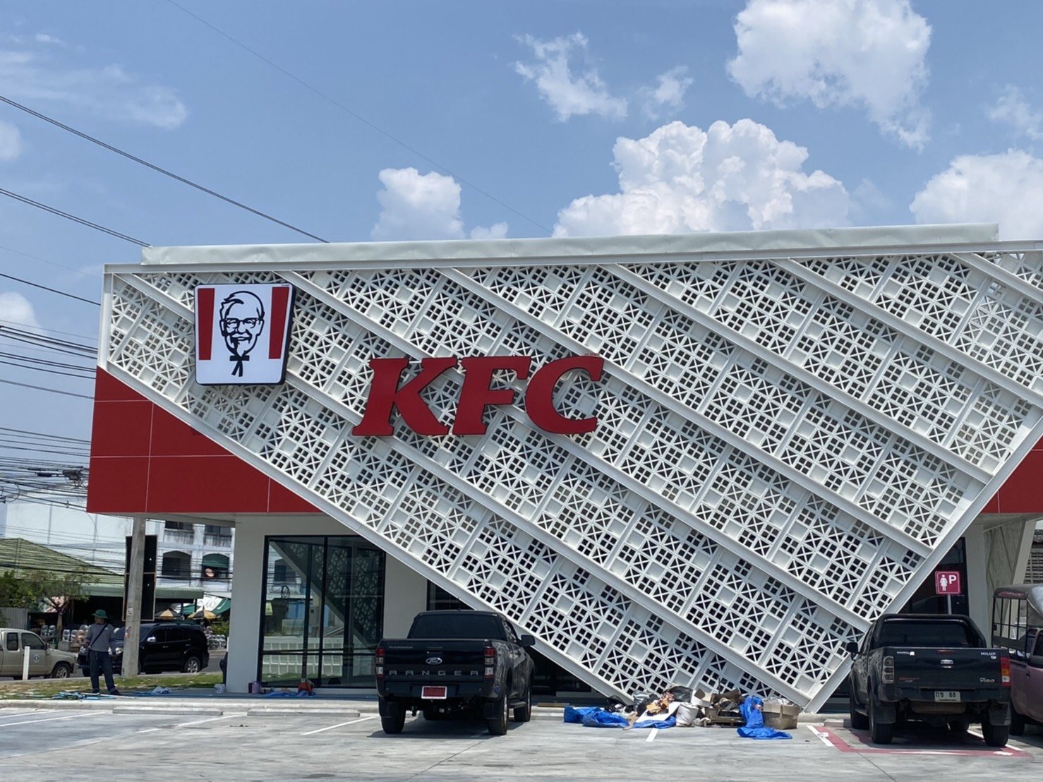 ตัวอย่างการนำบล็อกผนังช่องลม สมาร์ทบล็อค มาตกแต่งเป็นผนังฟาซาด (Facade) ให้กับร้านฟาสต์ฟู้ดชื่อดังอย่างร้าน KFC
