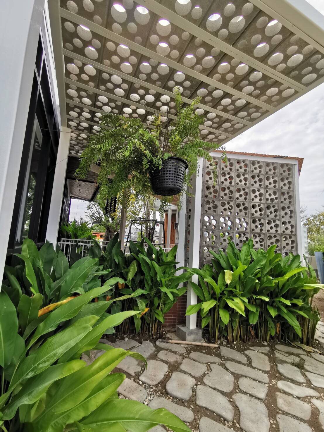 ไอเดียการนำบล็อกช่องลม แบบบล็อคดาวกระจายมาตกแต่งทดแทนฝ้าเพื่อช่วยลดการส่องสว่างของแสง และลดความร้อนที่จะส่งผ่านจากหลังคาลงมาสู่พื้นด้านล่าง  ไอเดียการนำบล็อกช่องลม แบบบล็อคดาวกระจายมาตกแต่งทดแทนฝ้าเพื่อช่วยลดการส่องสว่างของแสง และลดความร้อนที่จะส่งผ่านจากหลังคาลงมาสู่พื้นด้านล่าง