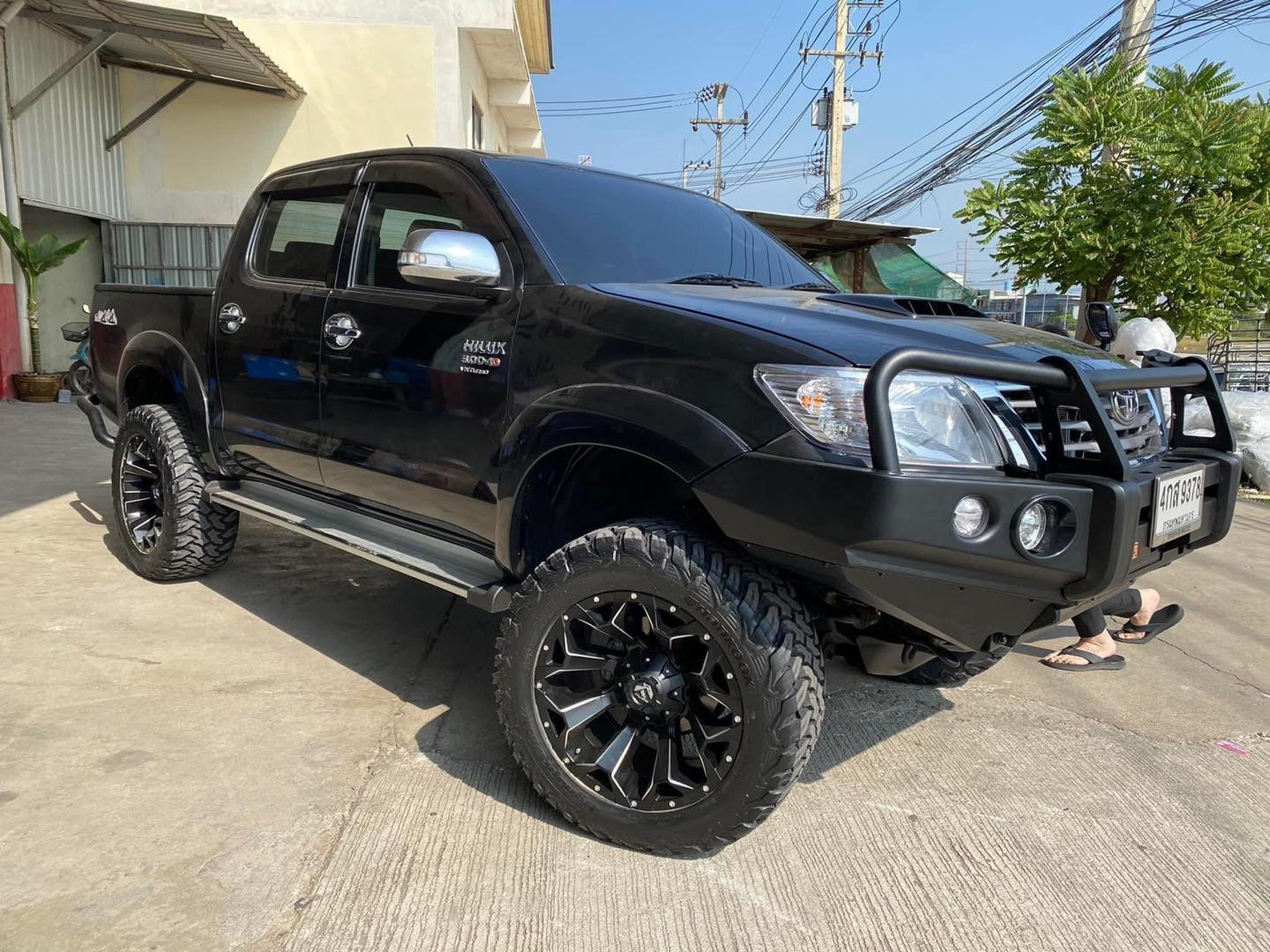 TOYOTA HILUX VIGO ยก 3 นิ้ว โช๊ค Profender ชุดใหญ่ พร้อมล้อแม็กซ์ FUEL ขอบ 20 และ ยาง Hankook RT 33x12.5x20 ประกบด้วย กันชนหน้าหลัง Piak