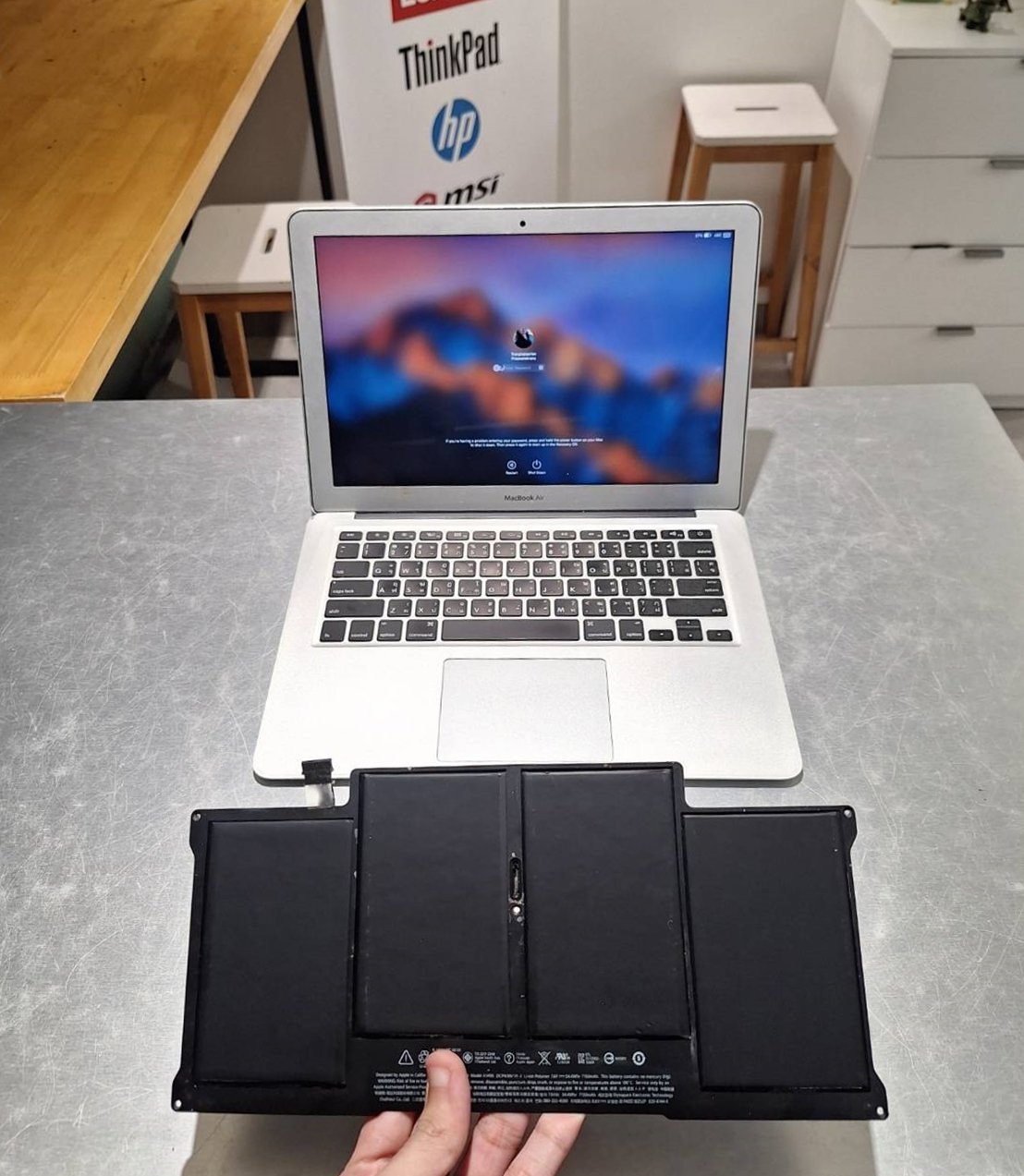 เปลี่ยนแบต MacBook Air 13 นิ้ว รุ่นคลาสสิก ใช้ต่อได้อีกยาว โดยไม่ต้องเข้าศูนย์ เปลี่ยนแบต MacBook Air 13 นิ้ว รุ่นคลาสสิก ใช้ต่อได้อีกยาว โดยไม่ต้องเข้าศูนย์