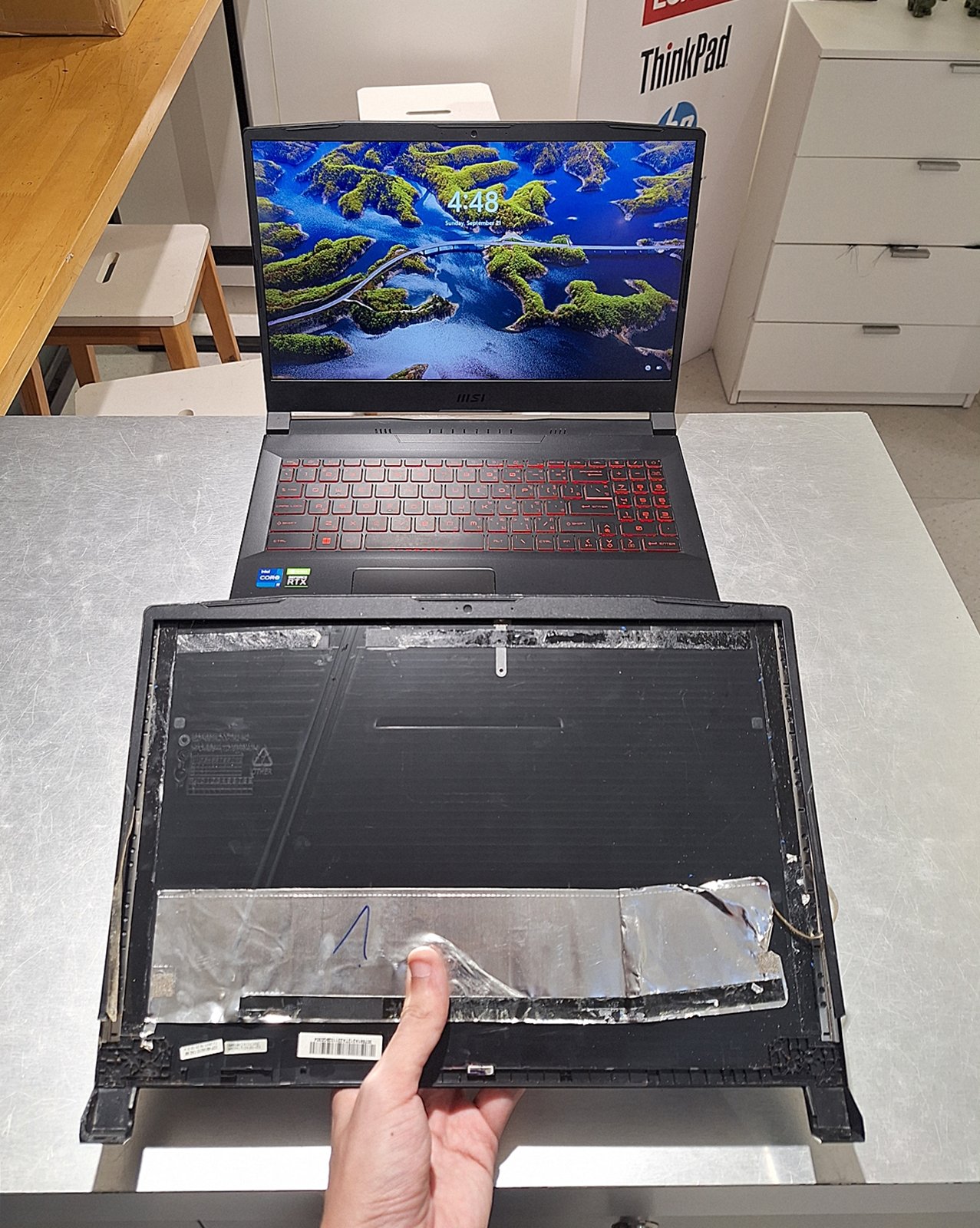 MSI GF66 เบ้าบานพับแตก ซ่อมแบบไหนดี?