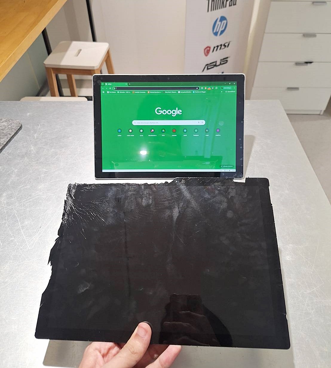 Surface Pro 5 จอแตก เปลี่ยนจอแท้ตรงรุ่น ซ่อมโดยช่างผู้เชี่ยวชาญที่ TRUE IT