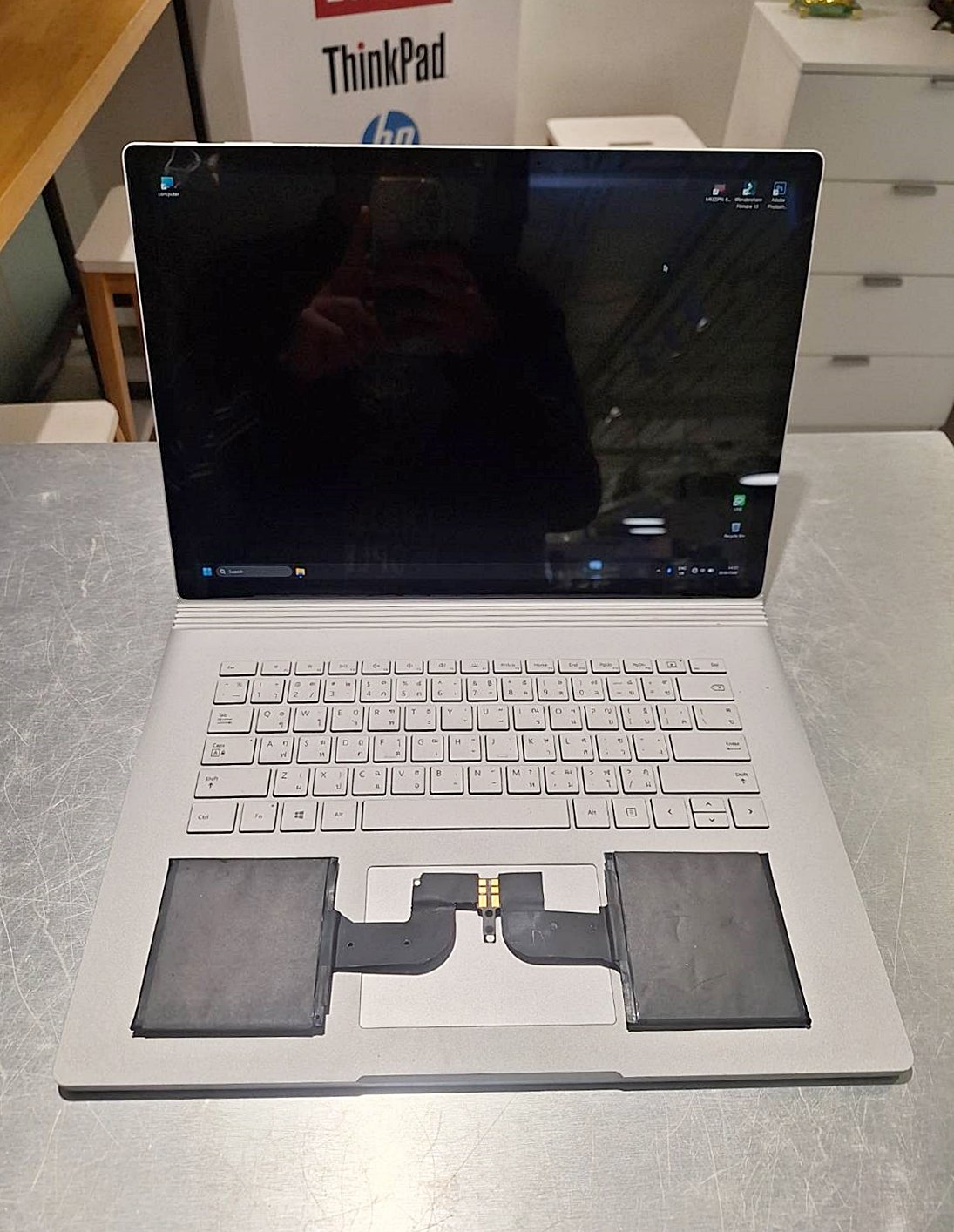 เปลี่ยนแบต Surface Book 2 15 นิ้ว แบตเสื่อม เก็บไฟไม่อยู่