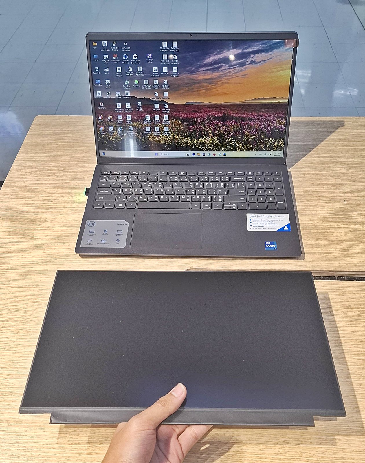 เปลี่ยนจอ Dell Inspiron 15 3520 และซ่อมบานพับแบบครบจบในที่เดียว โดย TRUE IT