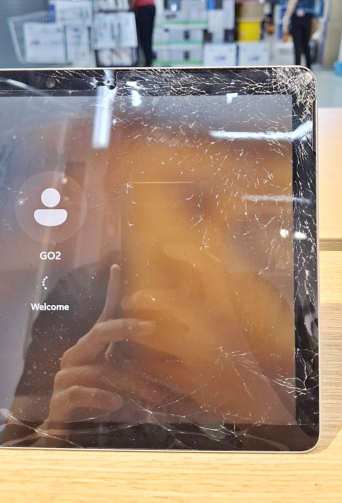 Surface Go 2 ตกจนจอแตก ต้องซ่อมยังไงให้ปลอดภัยและใช้งานได้เหมือนเดิม?