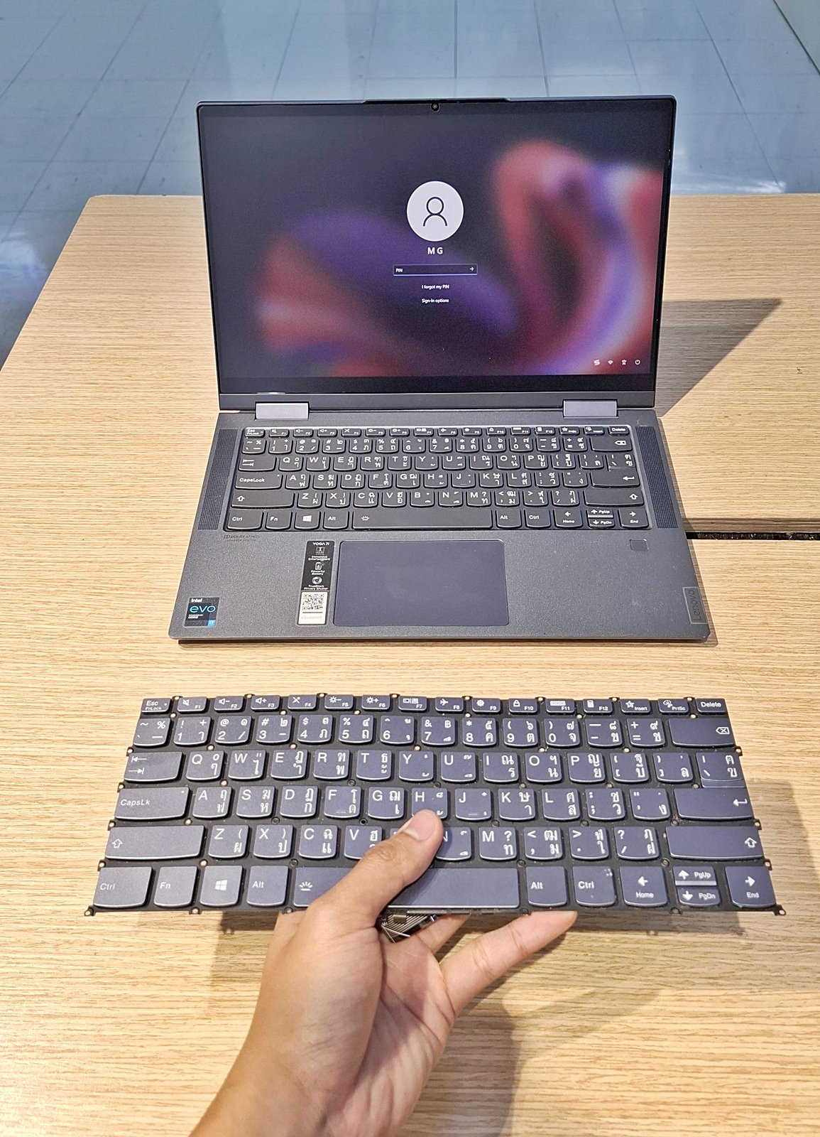 Lenovo Yoga 7 ปุ่มเสีย กดไม่ติด เปลี่ยนคีย์บอร์ดได้โดยไม่ต้องเข้าศูนย์