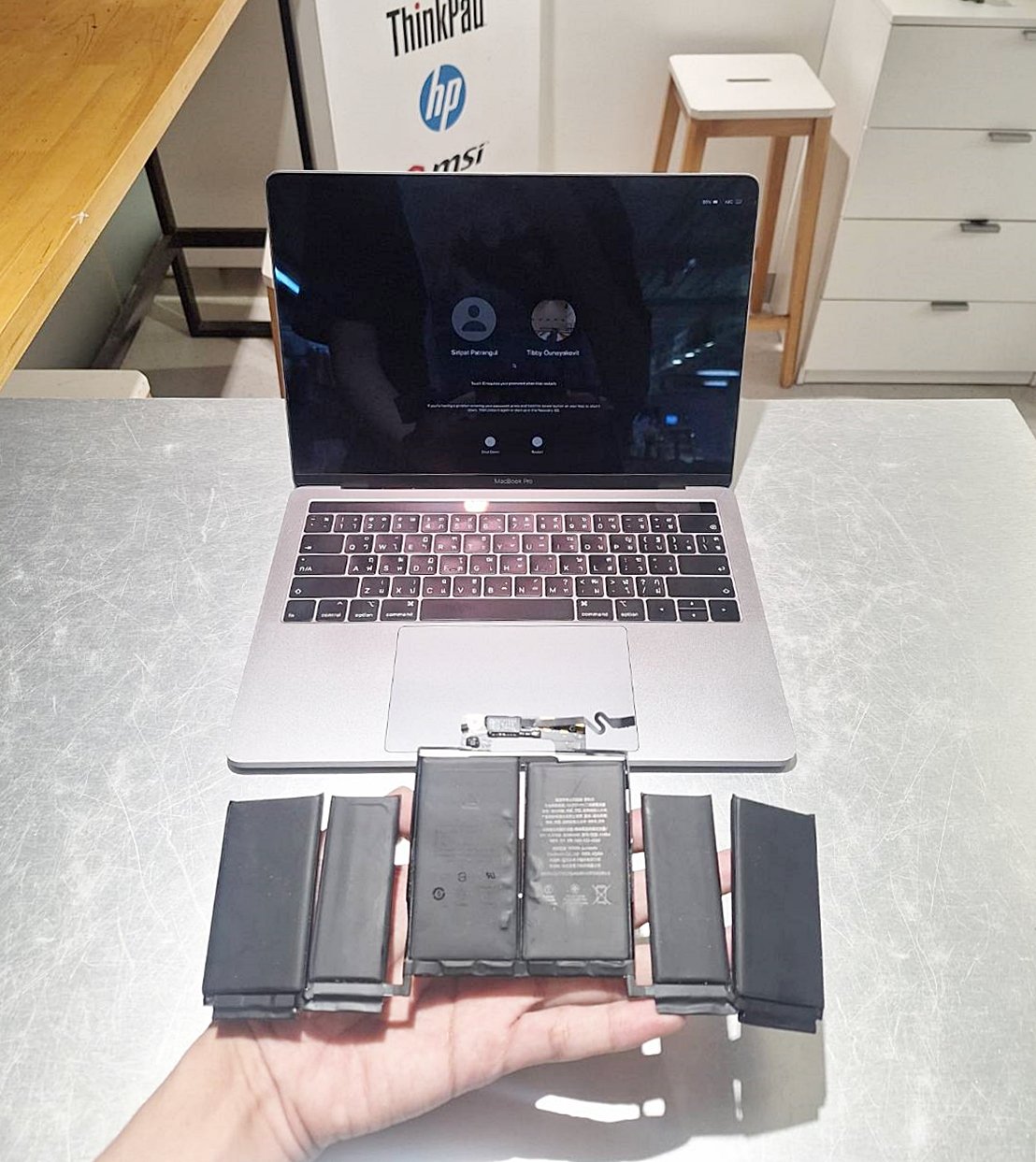 เปลี่ยนแบต MacBook Pro 13 Touch Bar A1989 ร้านไหนดี? TRUE IT ใช้แบตคุณภาพสูง พร้อมรับประกัน 6 เดือน