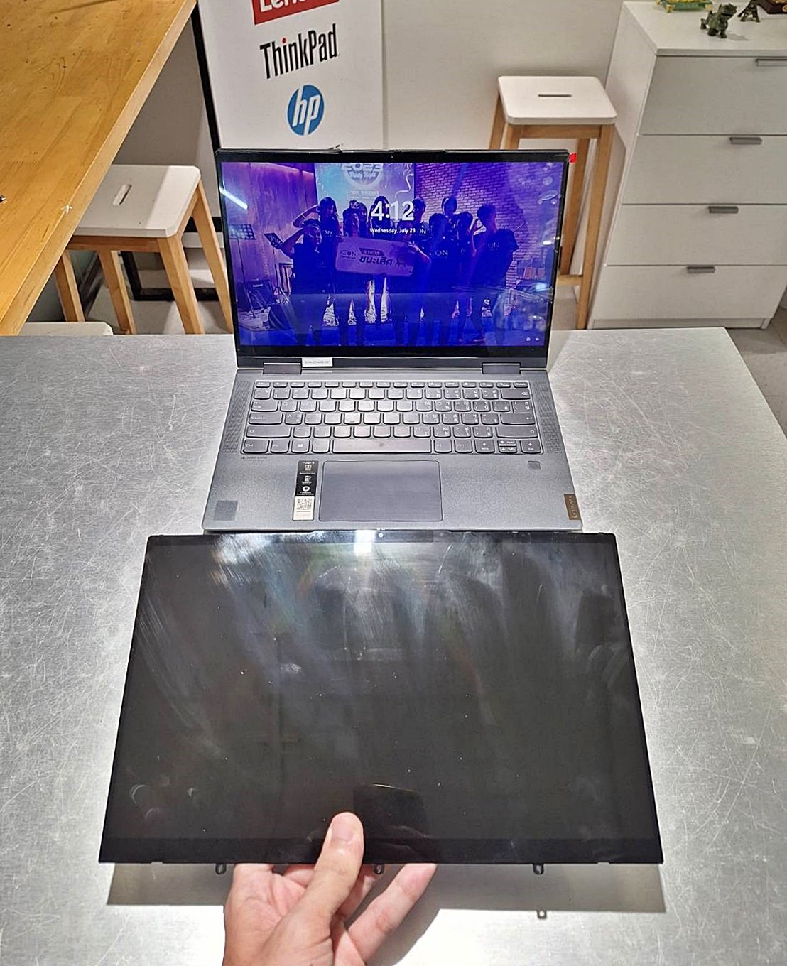 ซ่อม Lenovo Yoga 7-14ITL จอเสีย ภาพเป็นเส้นๆ จอแตก เปลี่ยนใหม่ได้ทันทีที่ TRUE IT