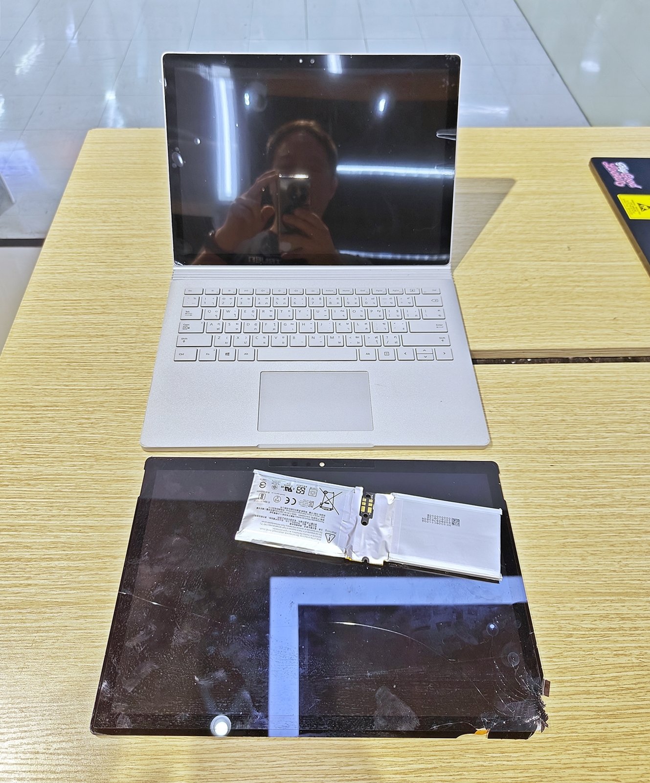 Surface Book เปลี่ยนแบตบวม จอแตก