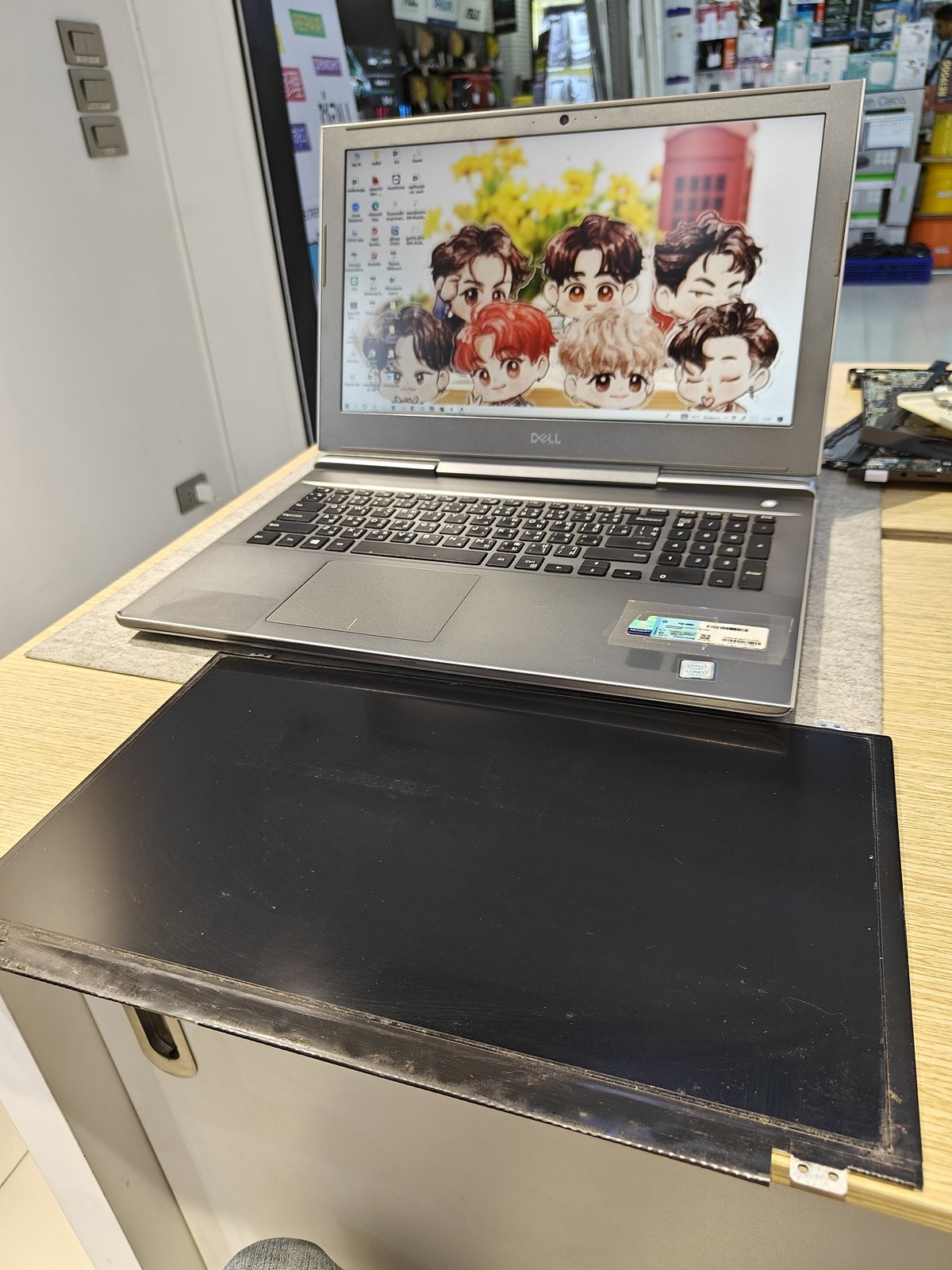 Dell Vostro 15 7570 จอแตก