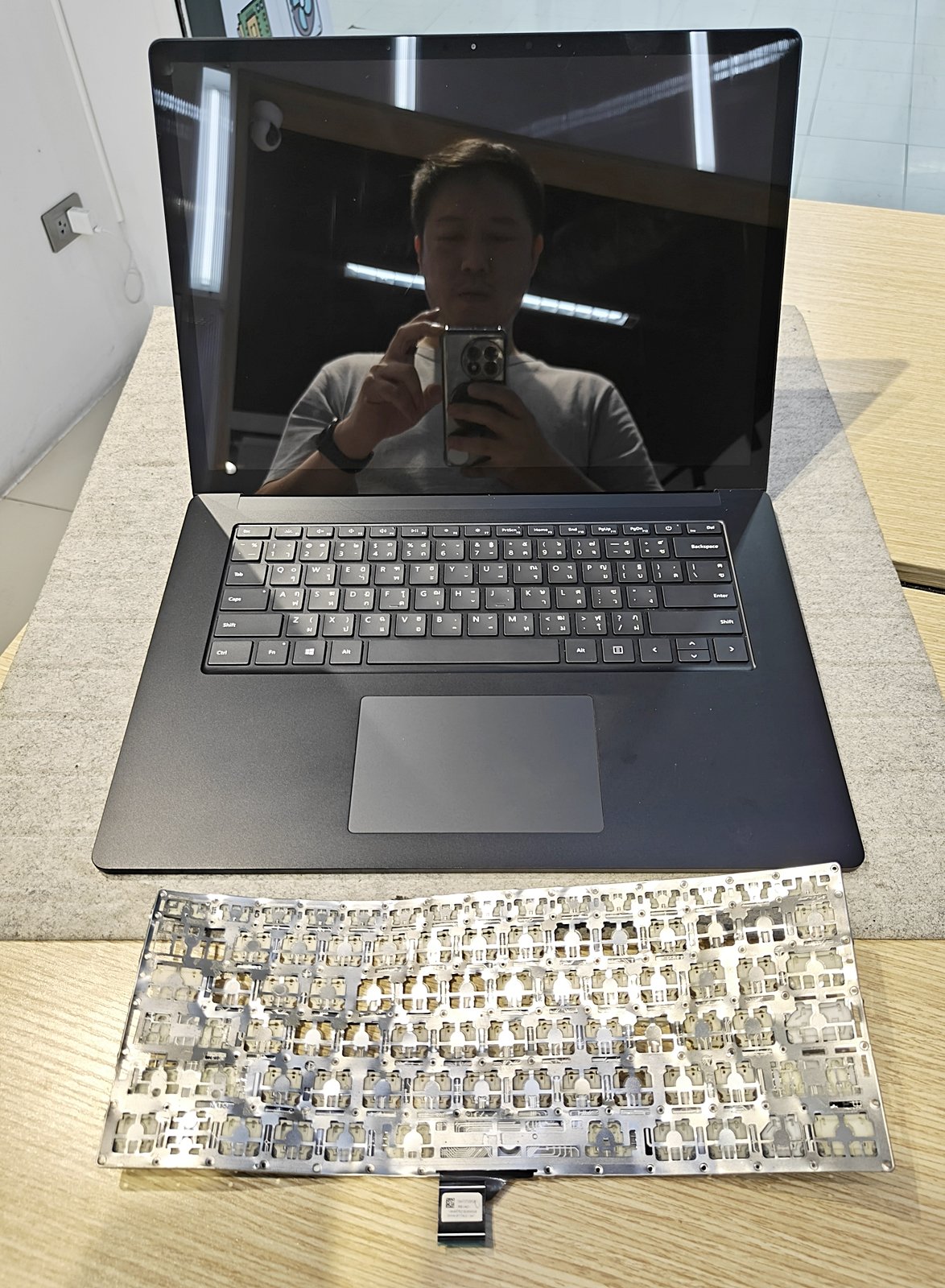 Surface Laptop คีย์บอร์ดกดไม่ติดบางปุ่ม  แก้ได้ ไม่ต้องเดา