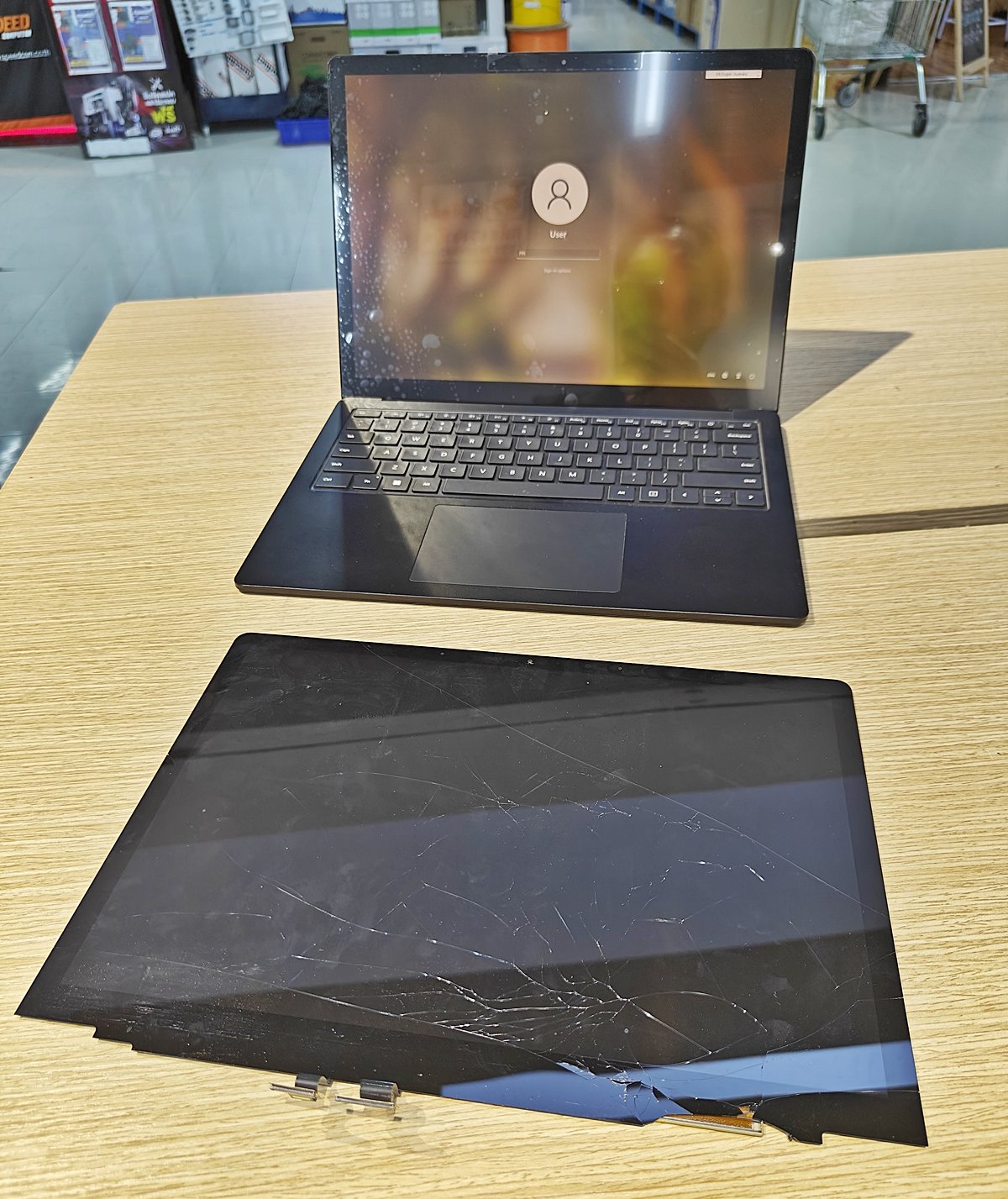 Surface Laptop 4 จอแตก