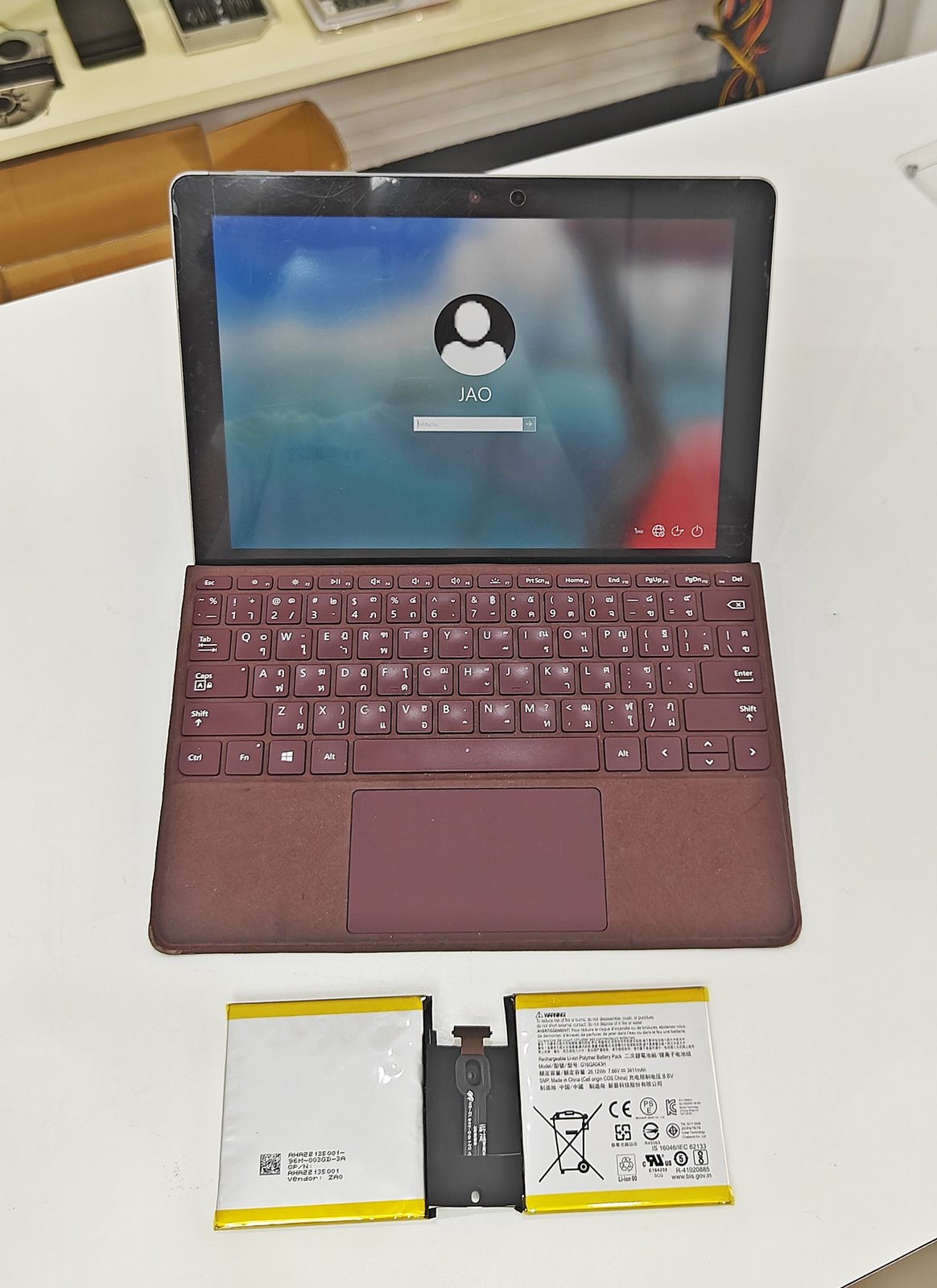ซ่อม Surface Go 1 แบตบวม เปลี่ยนแบตใหม่อย่างปลอดภัย โดยช่างผู้เชี่ยวชาญ